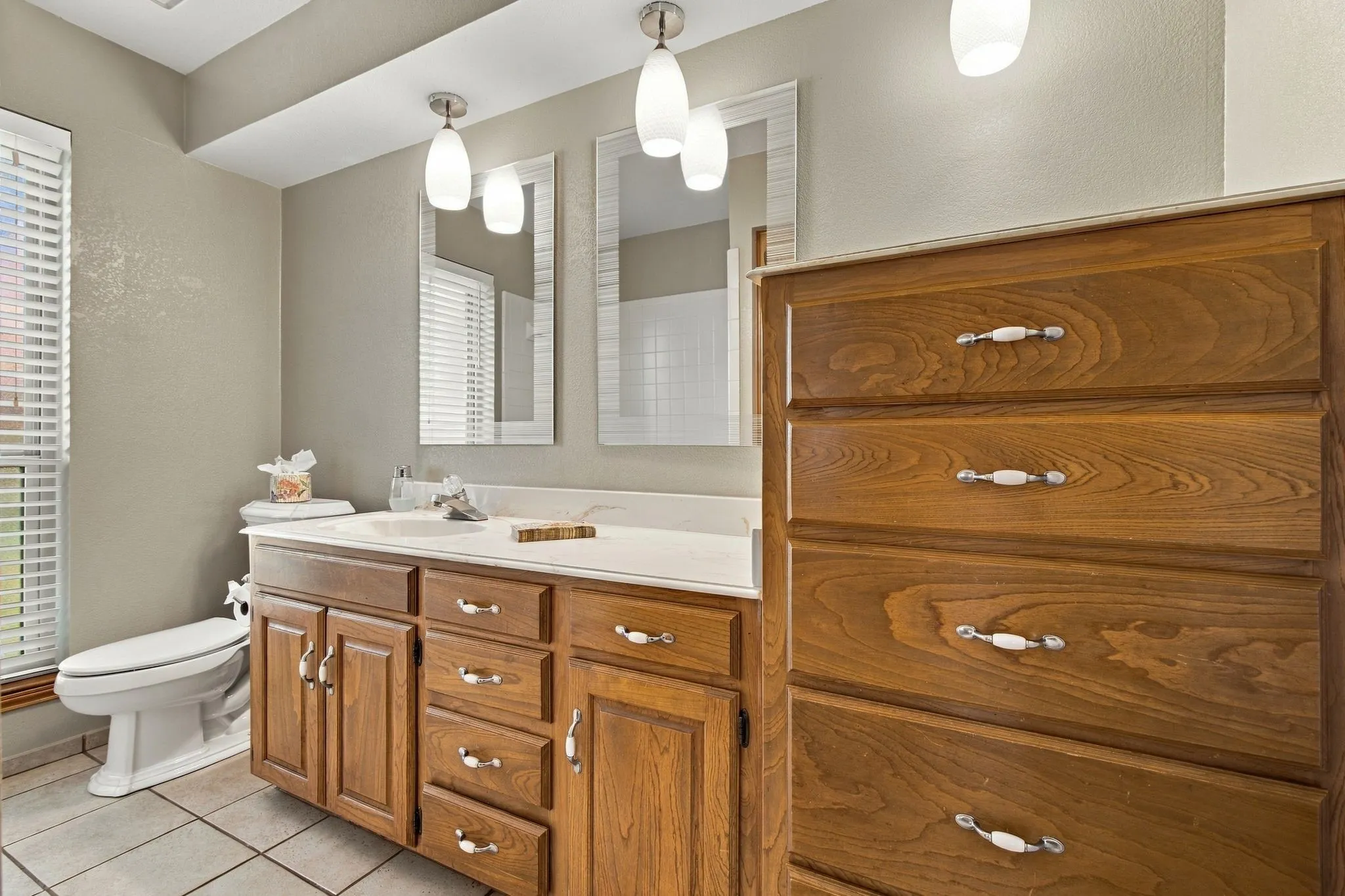 Single Family Residence For Sale in Tarrant County , 7101 Hazel Place, North Richland Hills, Texas 76182, 3 Bedroom, 3 Bathroom, 2 Garage spaces, 1,938 Sqft, built in 1986, mls#21395466, Real Estate Agent in North Richland Hills, Homes For Sale in Tarrant county, Homes For Sale in North Richland Hills, Realtor in North Richland Hills Texas, Real Estate Brokerage Independent Realty Texas, Luminita Cordes Realtor