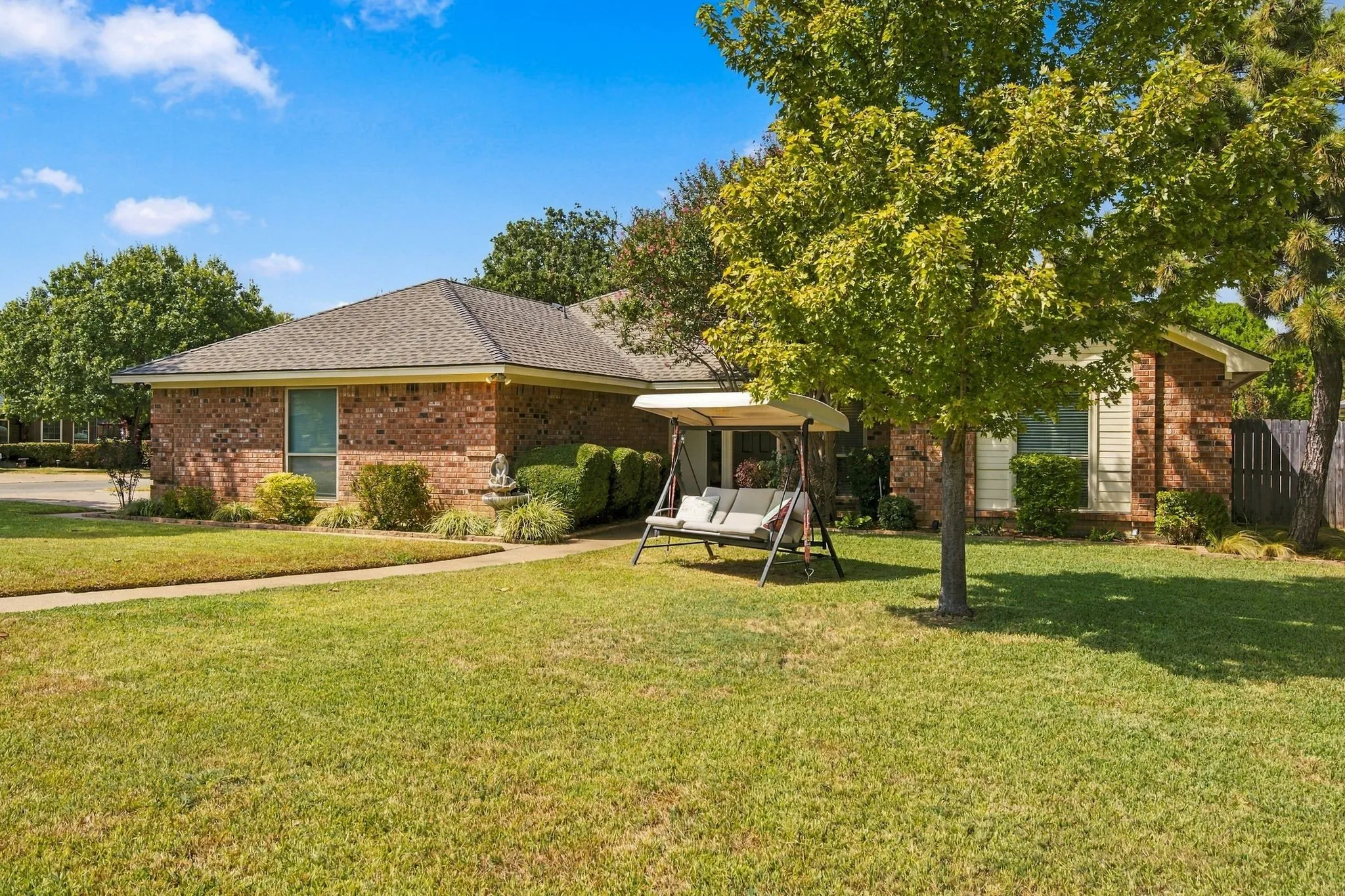 Single Family Residence For Sale in Tarrant County , 7101 Hazel Place, North Richland Hills, Texas 76182, 3 Bedroom, 3 Bathroom, 2 Garage spaces, 1,938 Sqft, built in 1986, mls#21395466, Real Estate Agent in North Richland Hills, Homes For Sale in Tarrant county, Homes For Sale in North Richland Hills, Realtor in North Richland Hills Texas, Real Estate Brokerage Independent Realty Texas, Luminita Cordes Realtor