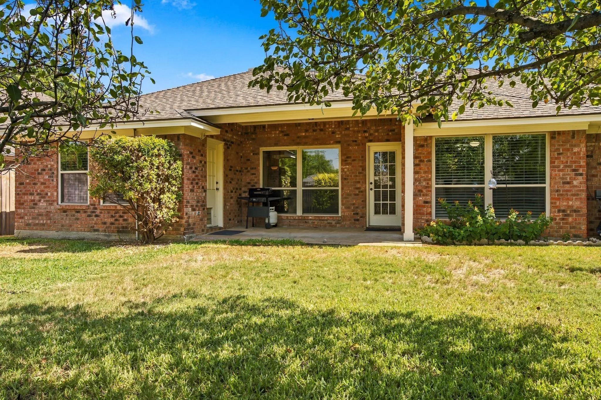 Single Family Residence For Sale in Tarrant County , 7101 Hazel Place, North Richland Hills, Texas 76182, 3 Bedroom, 3 Bathroom, 2 Garage spaces, 1,938 Sqft, built in 1986, mls#21395466, Real Estate Agent in North Richland Hills, Homes For Sale in Tarrant county, Homes For Sale in North Richland Hills, Realtor in North Richland Hills Texas, Real Estate Brokerage Independent Realty Texas, Luminita Cordes Realtor