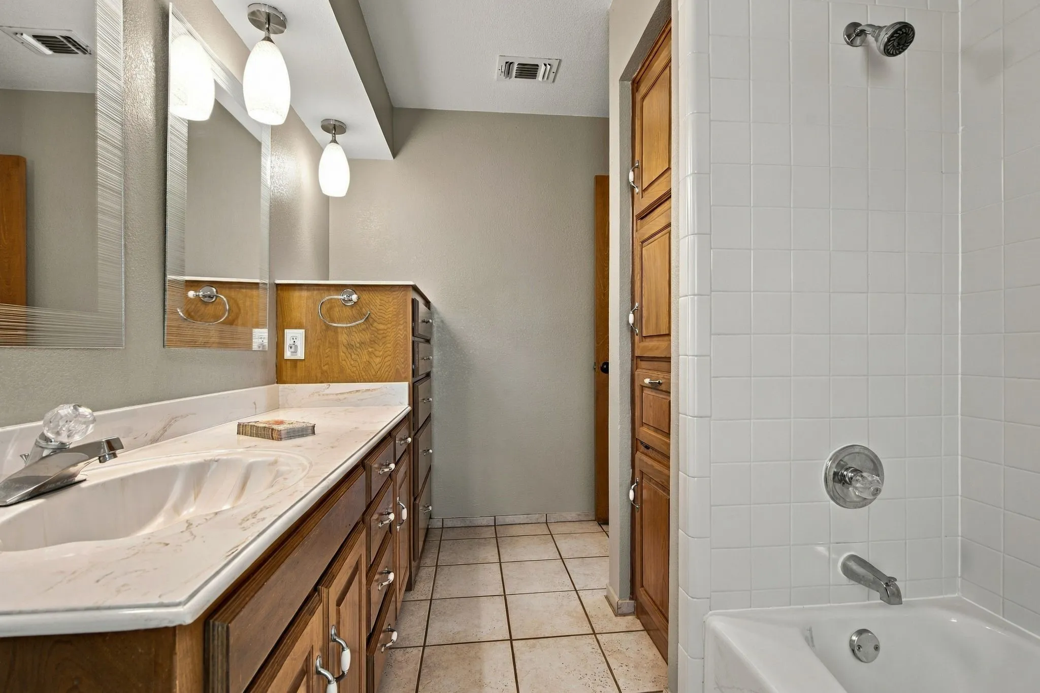 Single Family Residence For Sale in Tarrant County , 7101 Hazel Place, North Richland Hills, Texas 76182, 3 Bedroom, 3 Bathroom, 2 Garage spaces, 1,938 Sqft, built in 1986, mls#21395466, Real Estate Agent in North Richland Hills, Homes For Sale in Tarrant county, Homes For Sale in North Richland Hills, Realtor in North Richland Hills Texas, Real Estate Brokerage Independent Realty Texas, Luminita Cordes Realtor