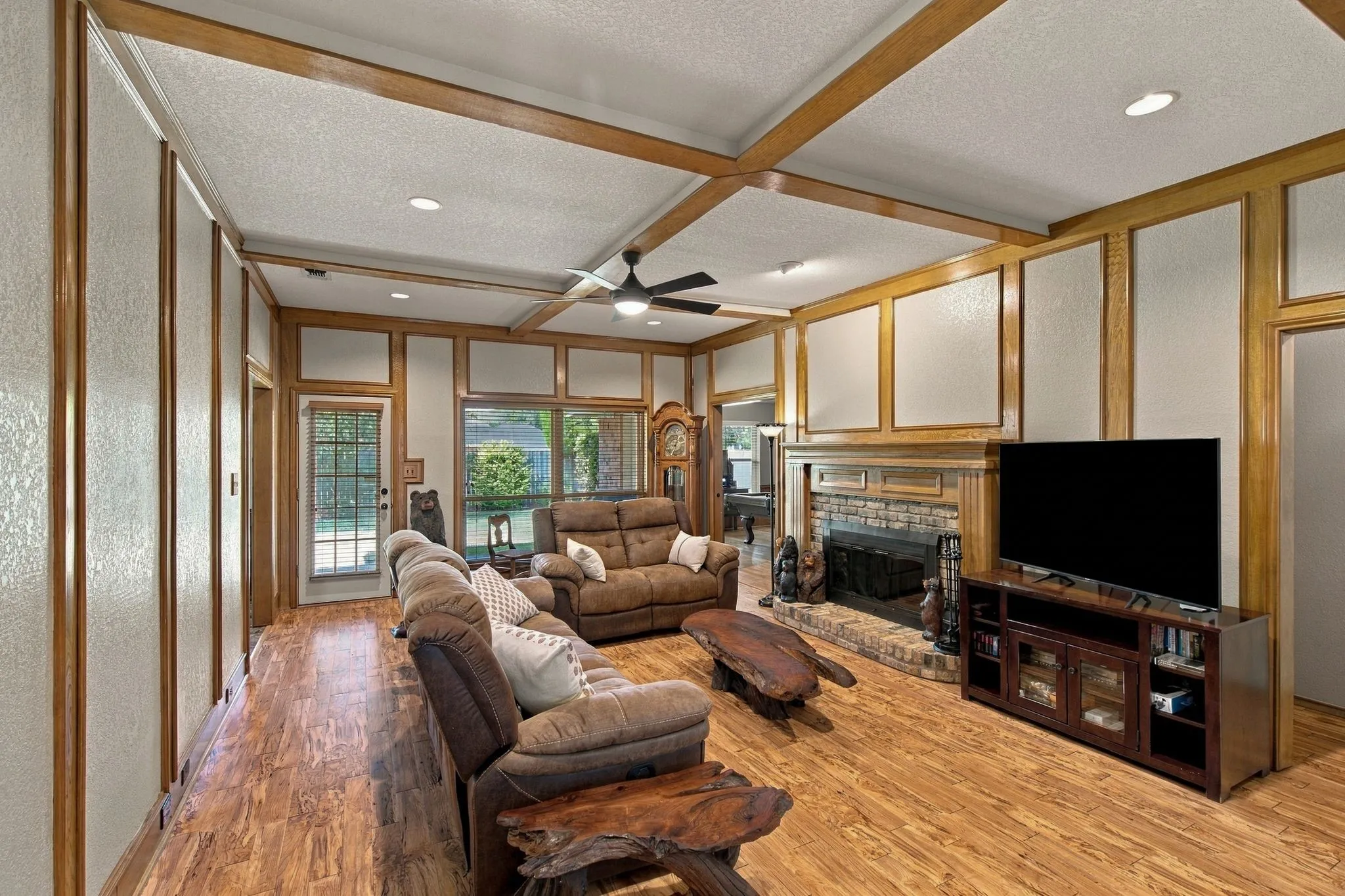 Single Family Residence For Sale in Tarrant County , 7101 Hazel Place, North Richland Hills, Texas 76182, 3 Bedroom, 3 Bathroom, 2 Garage spaces, 1,938 Sqft, built in 1986, mls#21395466, Real Estate Agent in North Richland Hills, Homes For Sale in Tarrant county, Homes For Sale in North Richland Hills, Realtor in North Richland Hills Texas, Real Estate Brokerage Independent Realty Texas, Luminita Cordes Realtor