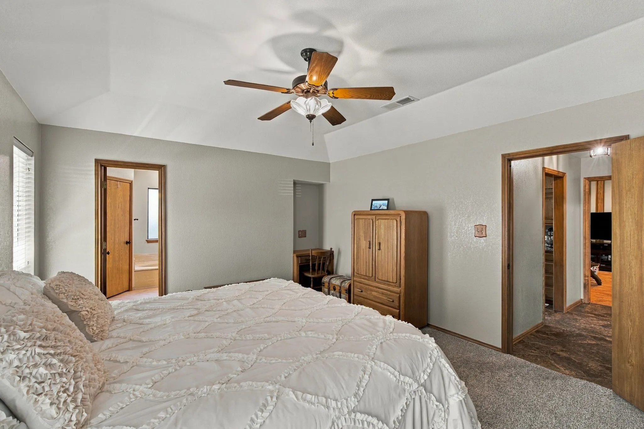 Single Family Residence For Sale in Tarrant County , 7101 Hazel Place, North Richland Hills, Texas 76182, 3 Bedroom, 3 Bathroom, 2 Garage spaces, 1,938 Sqft, built in 1986, mls#21395466, Real Estate Agent in North Richland Hills, Homes For Sale in Tarrant county, Homes For Sale in North Richland Hills, Realtor in North Richland Hills Texas, Real Estate Brokerage Independent Realty Texas, Luminita Cordes Realtor