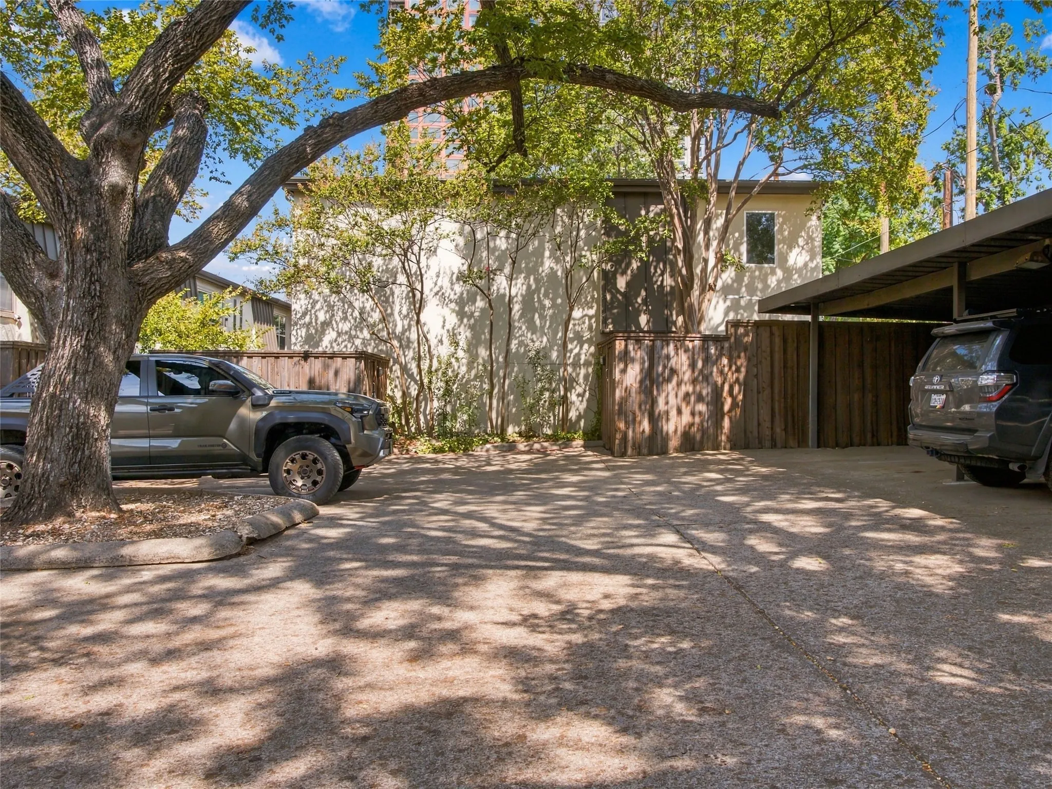 Condominium For Sale in Dallas County , 4414 Buena Vista Street 17, Dallas, Texas 75205, 2 Bedroom, 4 Bathroom, Garage spaces, 1,188 Sqft, built in 1973, mls#21393314, Real Estate Agent in Dallas, Homes For Sale in Dallas county, Homes For Sale in Dallas, Realtor in Dallas Texas, Real Estate Brokerage Independent Realty Texas, Luminita Cordes Realtor