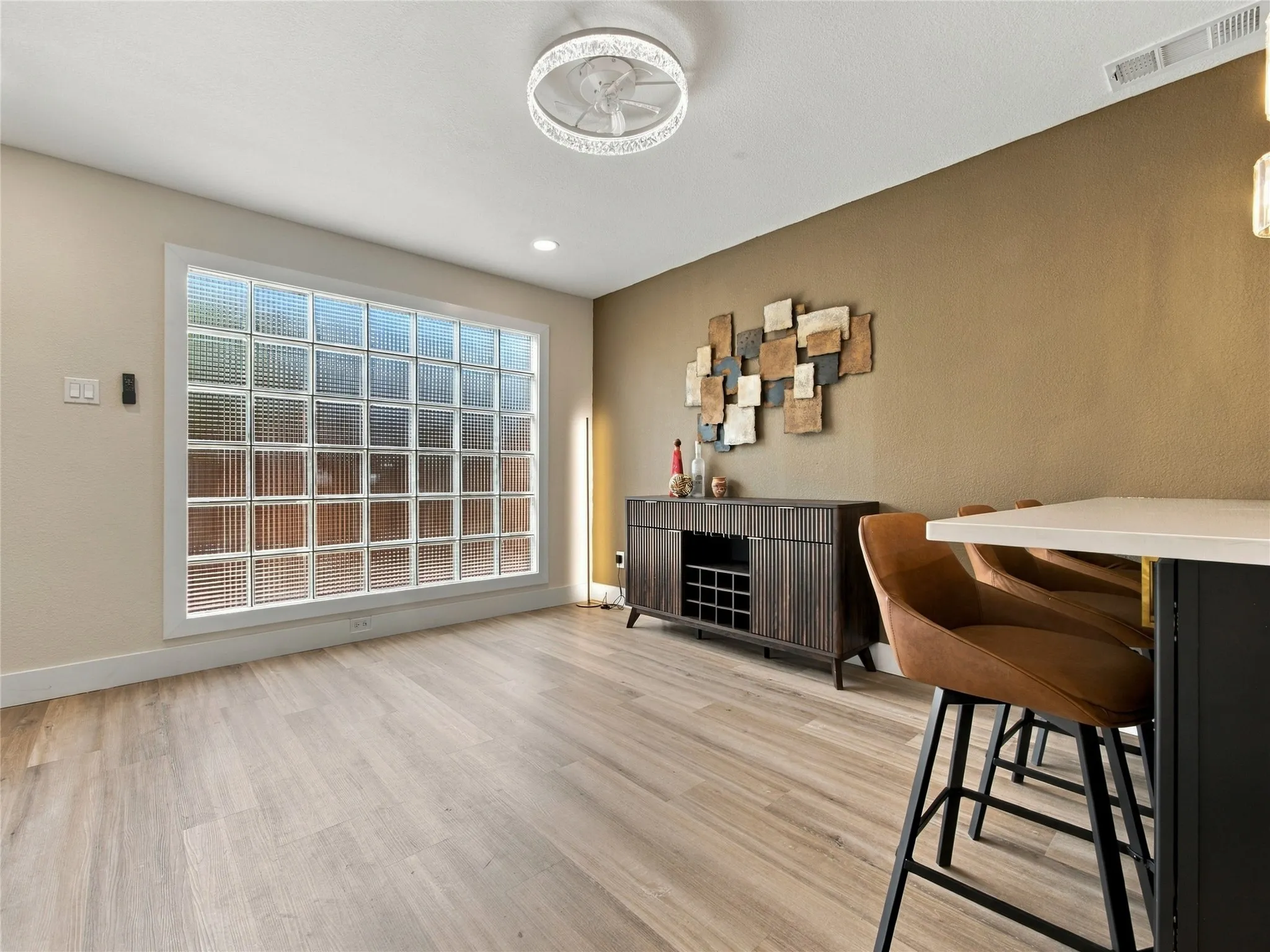 Condominium For Sale in Dallas County , 4414 Buena Vista Street 17, Dallas, Texas 75205, 2 Bedroom, 4 Bathroom, Garage spaces, 1,188 Sqft, built in 1973, mls#21393314, Real Estate Agent in Dallas, Homes For Sale in Dallas county, Homes For Sale in Dallas, Realtor in Dallas Texas, Real Estate Brokerage Independent Realty Texas, Luminita Cordes Realtor