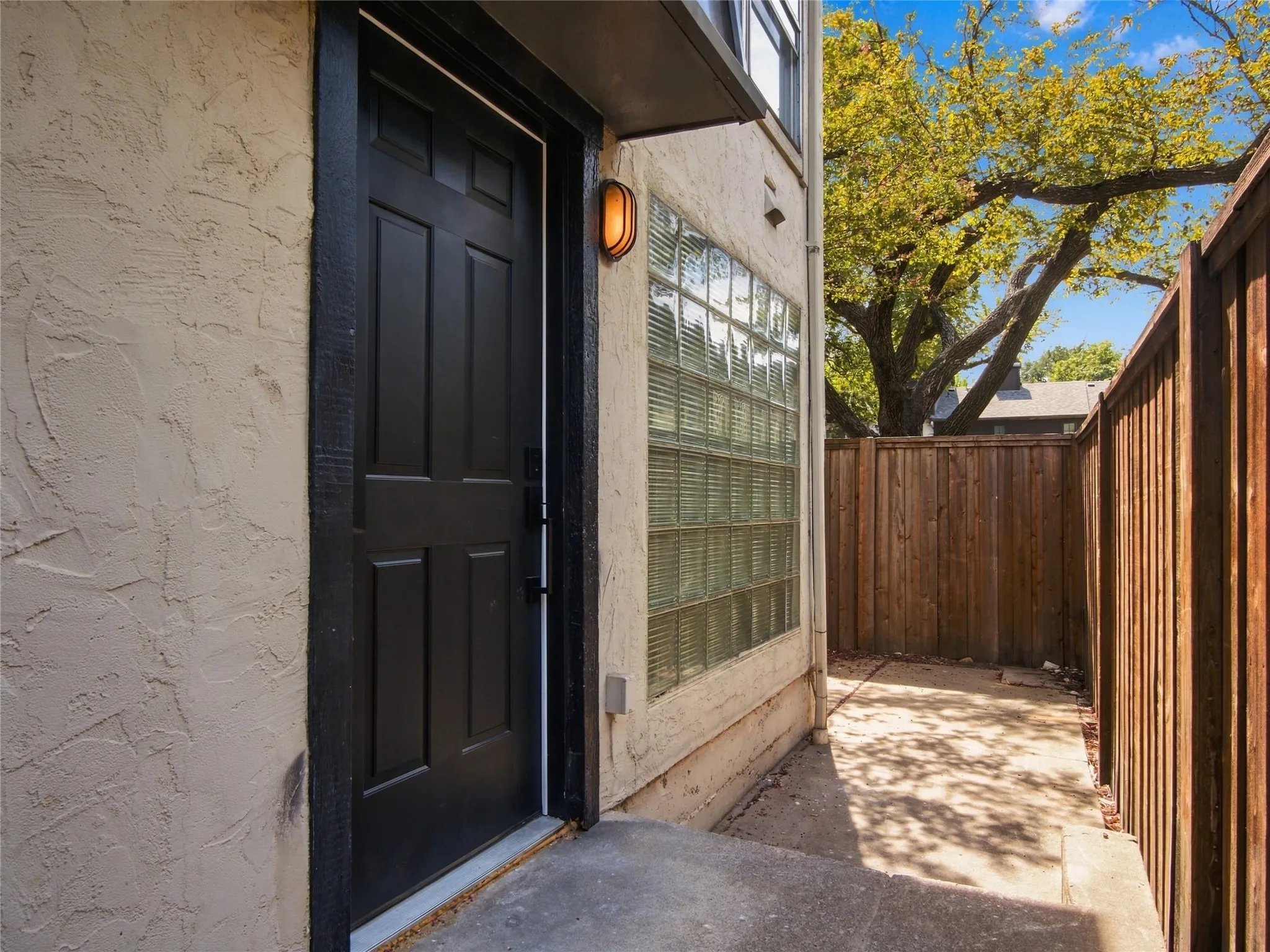 Condominium For Sale in Dallas County , 4414 Buena Vista Street 17, Dallas, Texas 75205, 2 Bedroom, 4 Bathroom, Garage spaces, 1,188 Sqft, built in 1973, mls#21393314, Real Estate Agent in Dallas, Homes For Sale in Dallas county, Homes For Sale in Dallas, Realtor in Dallas Texas, Real Estate Brokerage Independent Realty Texas, Luminita Cordes Realtor