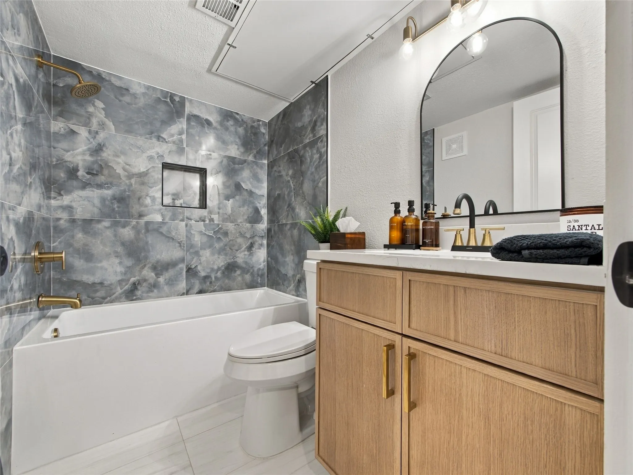 Condominium For Sale in Dallas County , 4414 Buena Vista Street 17, Dallas, Texas 75205, 2 Bedroom, 4 Bathroom, Garage spaces, 1,188 Sqft, built in 1973, mls#21393314, Real Estate Agent in Dallas, Homes For Sale in Dallas county, Homes For Sale in Dallas, Realtor in Dallas Texas, Real Estate Brokerage Independent Realty Texas, Luminita Cordes Realtor