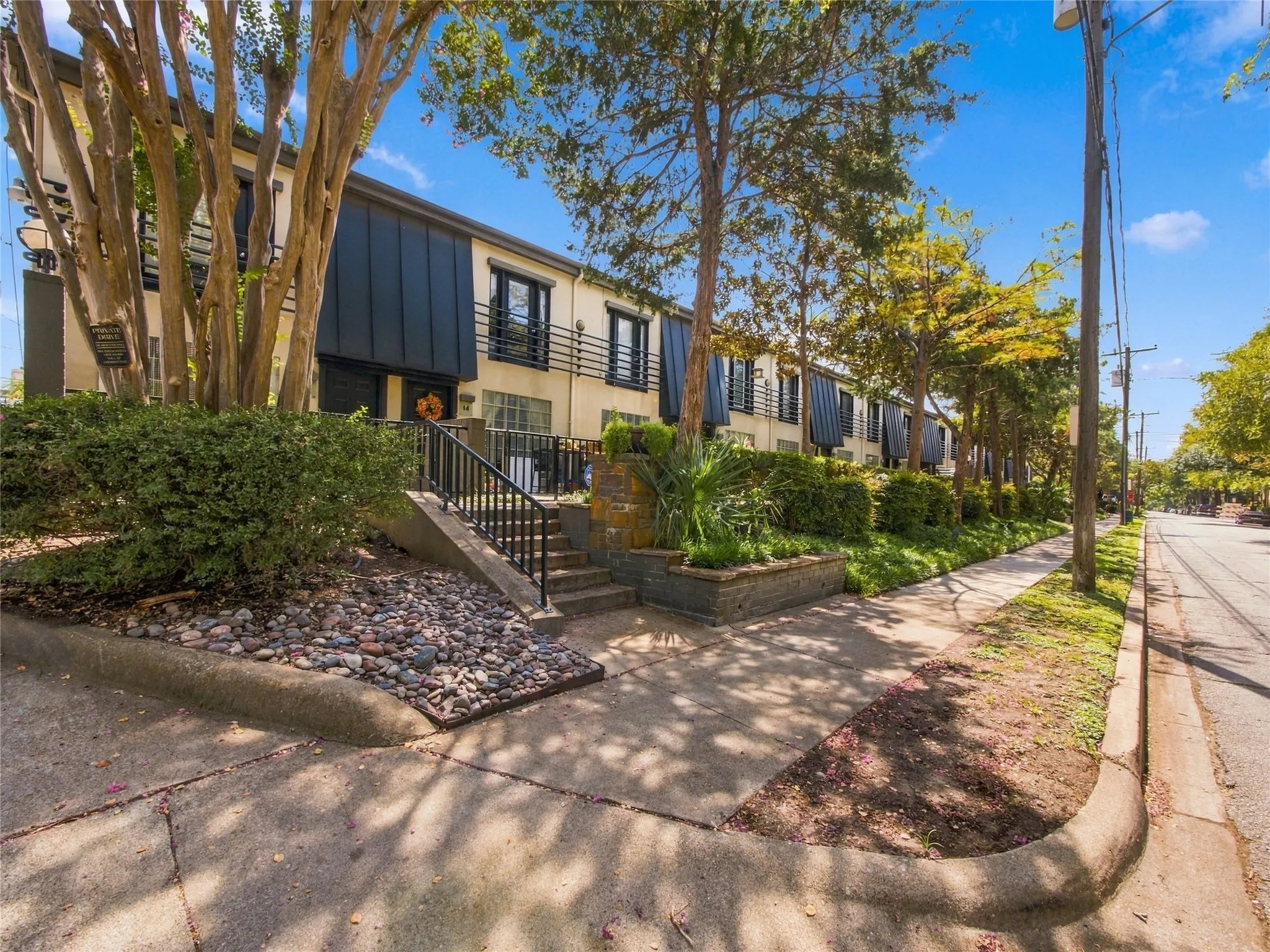 Condominium For Sale in Dallas County , 4414 Buena Vista Street 17, Dallas, Texas 75205, 2 Bedroom, 4 Bathroom, Garage spaces, 1,188 Sqft, built in 1973, mls#21393314, Real Estate Agent in Dallas, Homes For Sale in Dallas county, Homes For Sale in Dallas, Realtor in Dallas Texas, Real Estate Brokerage Independent Realty Texas, Luminita Cordes Realtor
