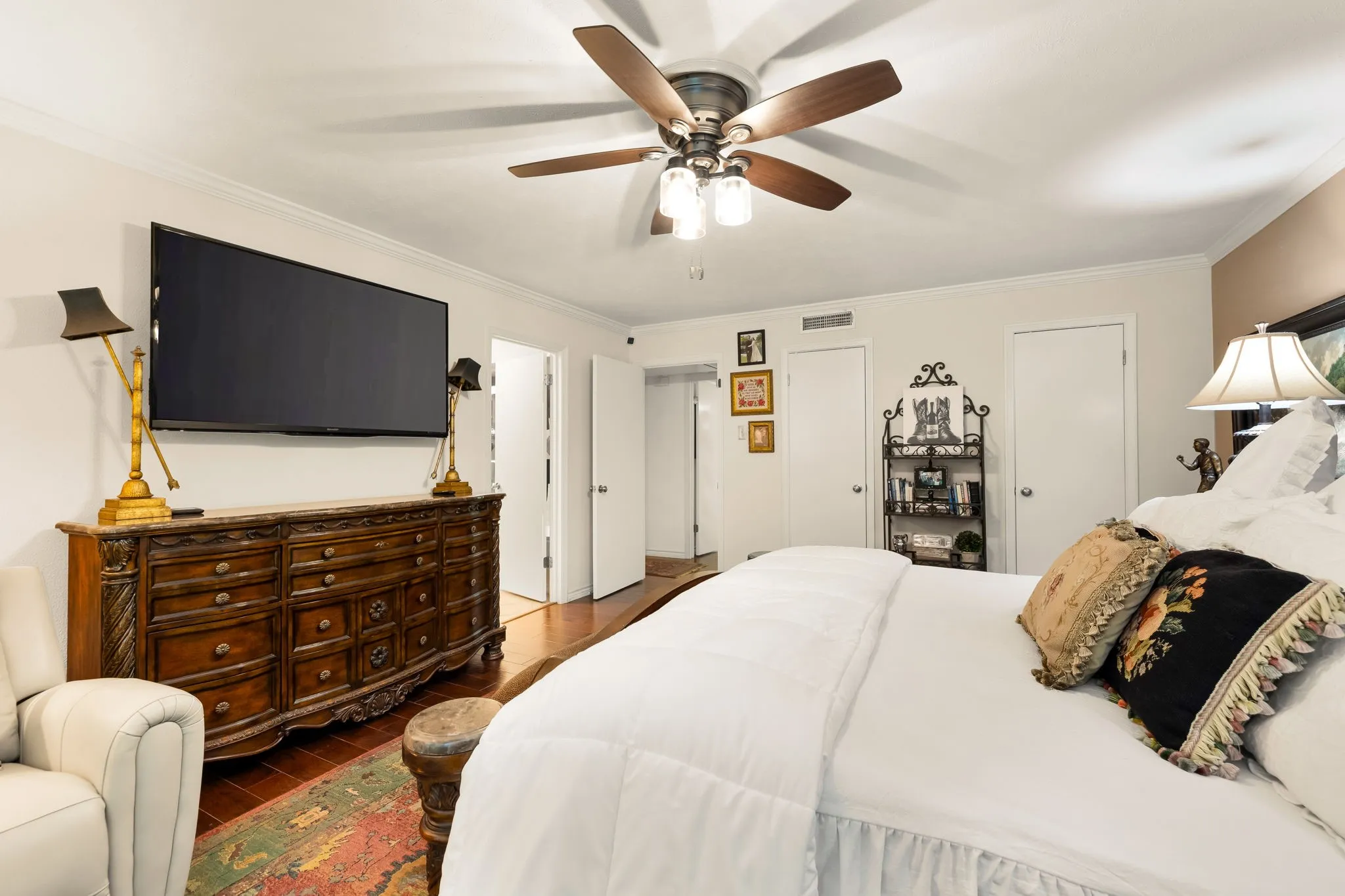 Condominium For Sale in Dallas County , 10719 Villager Road A, Dallas, Texas 75230, 2 Bedroom, 3 Bathroom, Garage spaces, 1,722 Sqft, built in 1969, mls#21392372, Real Estate Agent in Dallas, Homes For Sale in Dallas county, Homes For Sale in Dallas, Realtor in Dallas Texas, Real Estate Brokerage Independent Realty Texas, Luminita Cordes Realtor