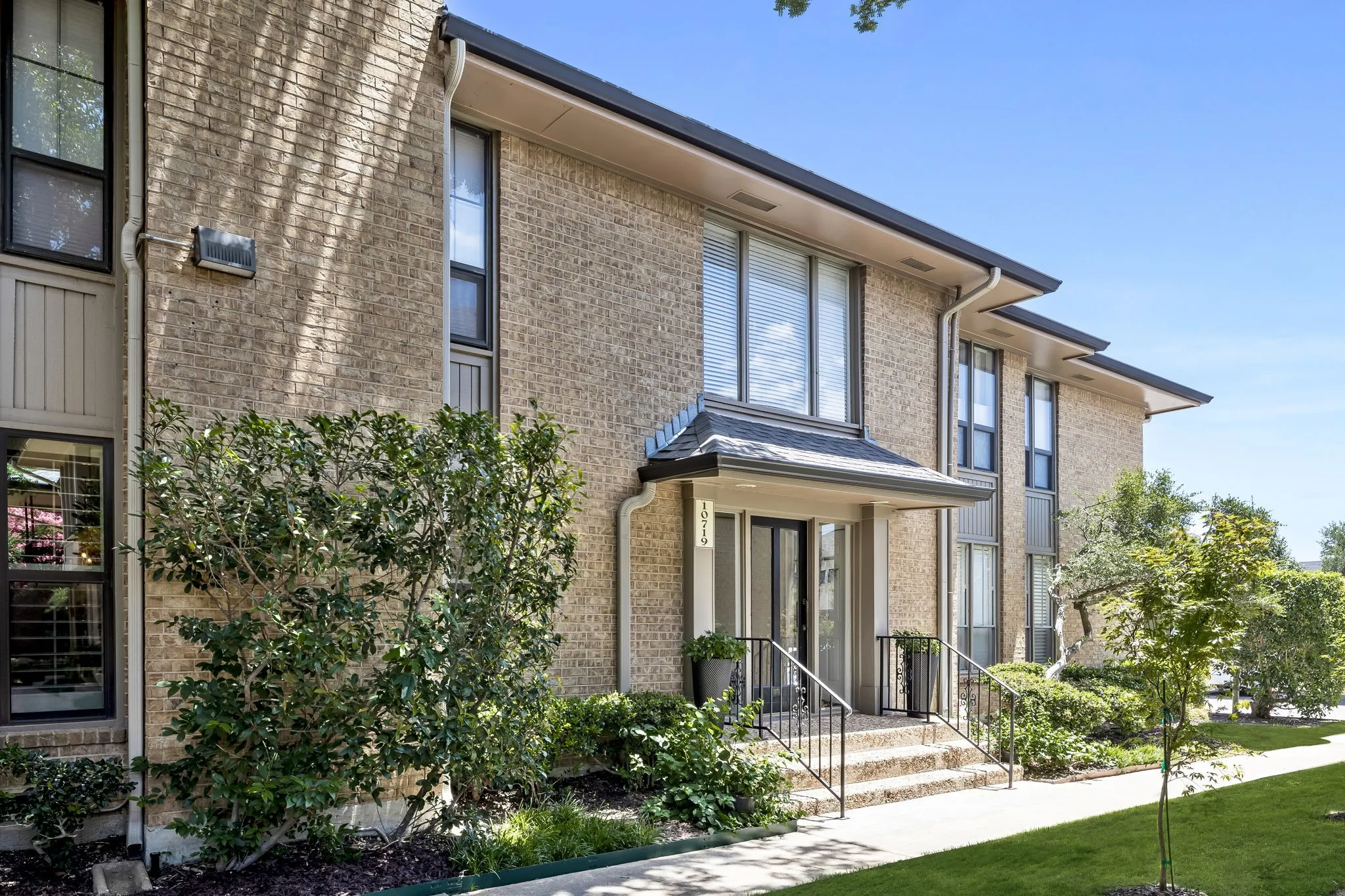 Condominium For Sale in Dallas County , 10719 Villager Road A, Dallas, Texas 75230, 2 Bedroom, 3 Bathroom, Garage spaces, 1,722 Sqft, built in 1969, mls#21392372, Real Estate Agent in Dallas, Homes For Sale in Dallas county, Homes For Sale in Dallas, Realtor in Dallas Texas, Real Estate Brokerage Independent Realty Texas, Luminita Cordes Realtor