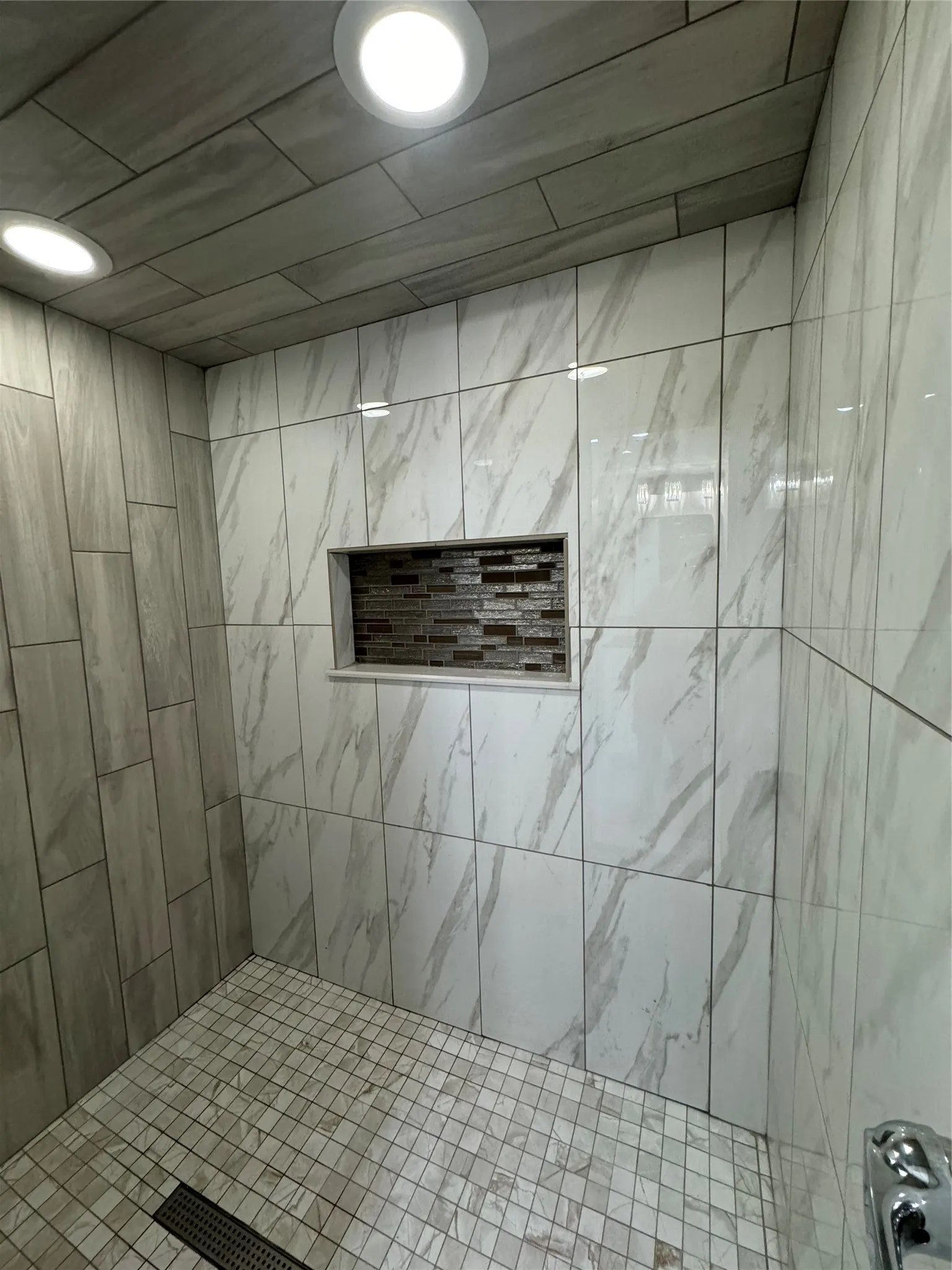 Bathroom featuring a tile shower