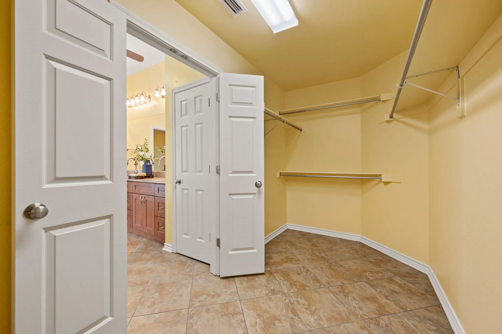 Single Family Residence For Sale in Tarrant County , 2233 Wembley Wood Lane, Bedford, Texas 76022, 3 Bedroom, 2 Bathroom, 2 Garage spaces, 1,538 Sqft, built in 1997, mls#21390278, Real Estate Agent in Bedford, Homes For Sale in Tarrant county, Homes For Sale in Bedford, Realtor in Bedford Texas, Real Estate Brokerage Independent Realty Texas, Luminita Cordes Realtor