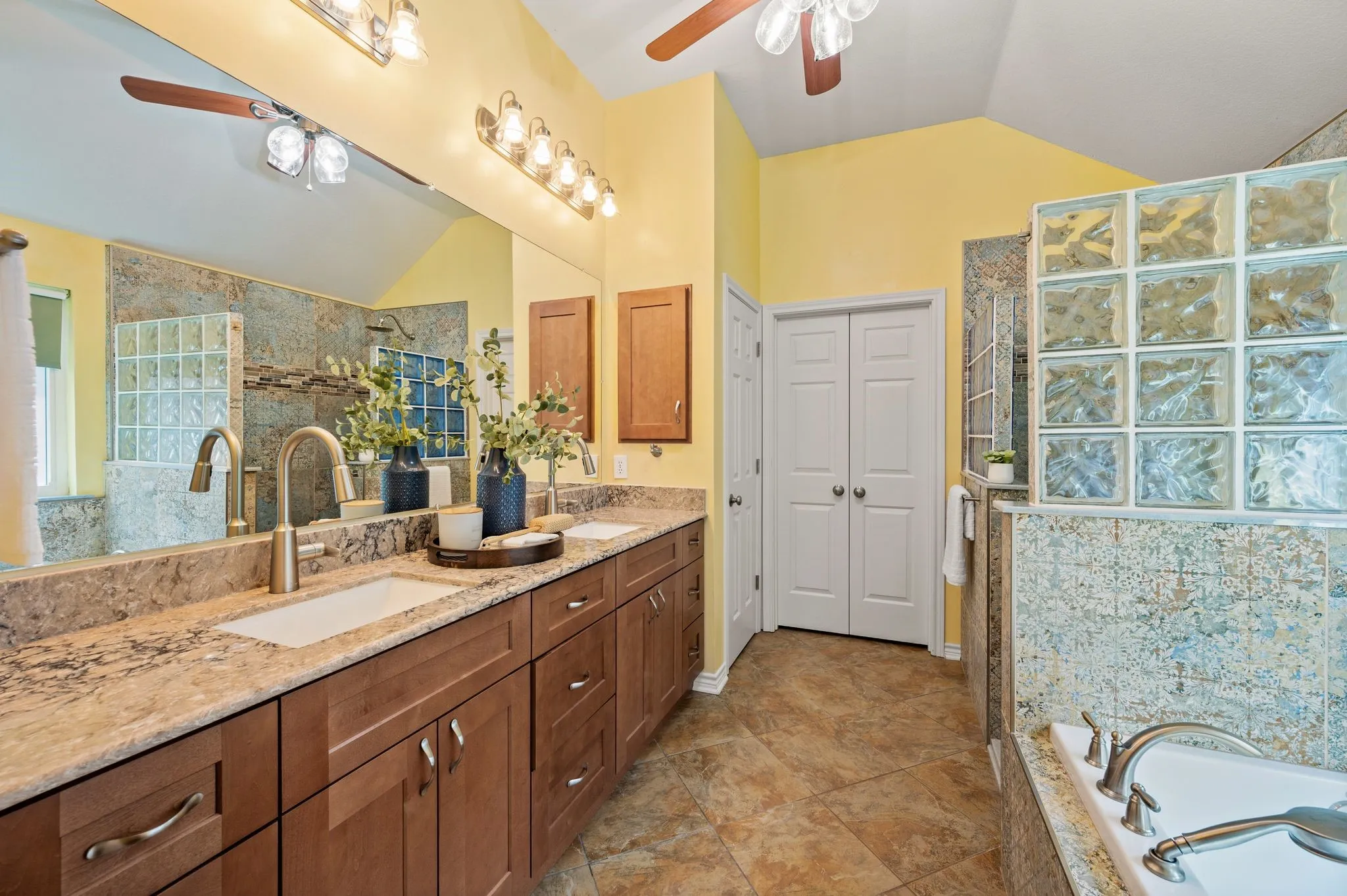 Single Family Residence For Sale in Tarrant County , 2233 Wembley Wood Lane, Bedford, Texas 76022, 3 Bedroom, 2 Bathroom, 2 Garage spaces, 1,538 Sqft, built in 1997, mls#21390278, Real Estate Agent in Bedford, Homes For Sale in Tarrant county, Homes For Sale in Bedford, Realtor in Bedford Texas, Real Estate Brokerage Independent Realty Texas, Luminita Cordes Realtor