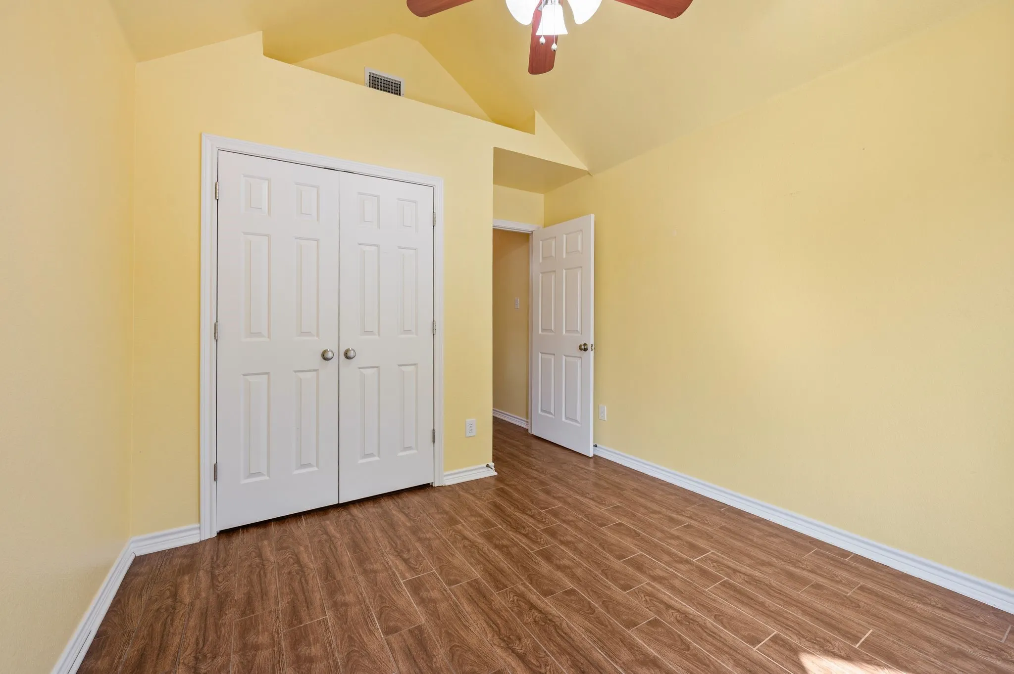 Single Family Residence For Sale in Tarrant County , 2233 Wembley Wood Lane, Bedford, Texas 76022, 3 Bedroom, 2 Bathroom, 2 Garage spaces, 1,538 Sqft, built in 1997, mls#21390278, Real Estate Agent in Bedford, Homes For Sale in Tarrant county, Homes For Sale in Bedford, Realtor in Bedford Texas, Real Estate Brokerage Independent Realty Texas, Luminita Cordes Realtor