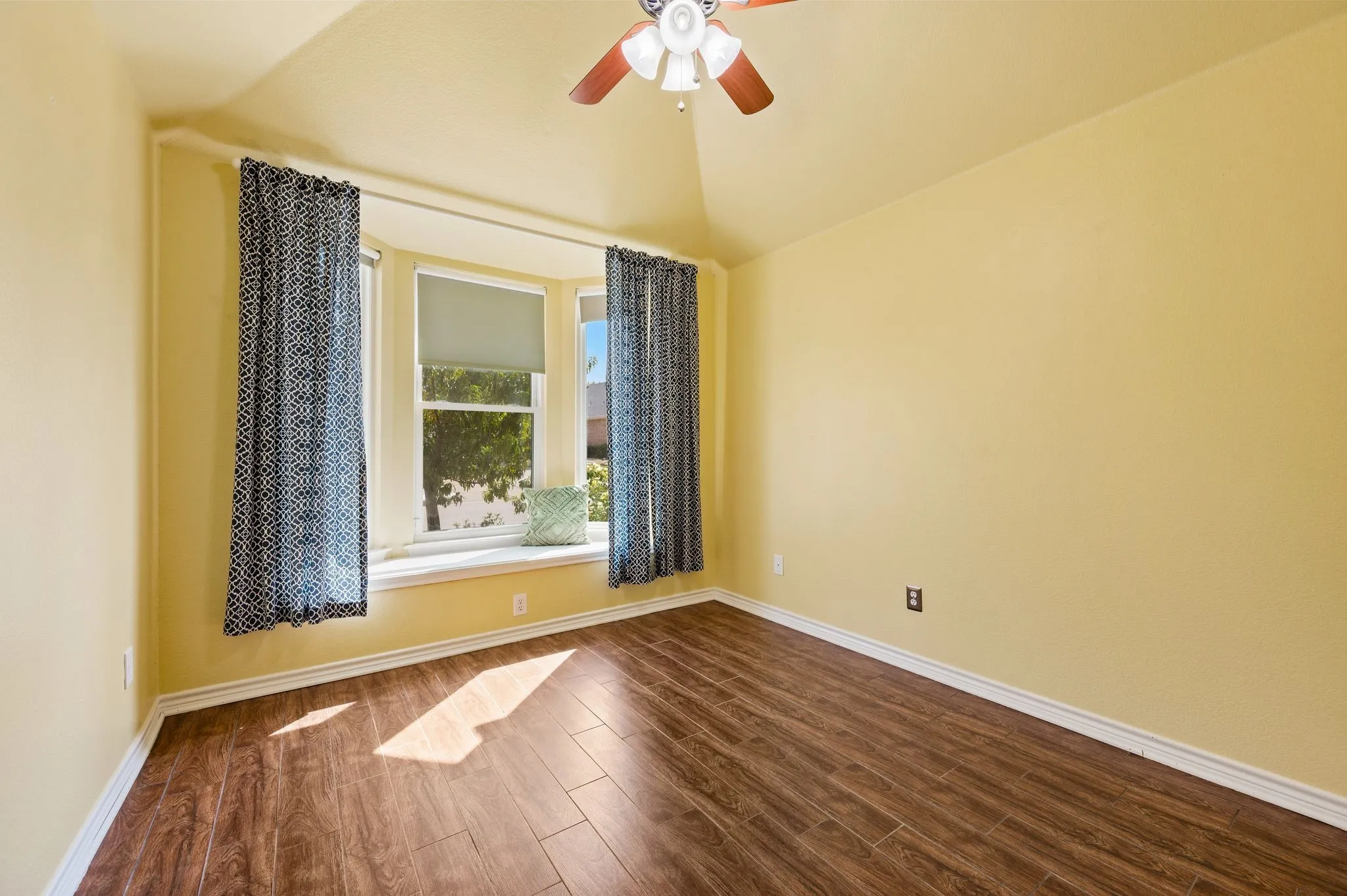 Single Family Residence For Sale in Tarrant County , 2233 Wembley Wood Lane, Bedford, Texas 76022, 3 Bedroom, 2 Bathroom, 2 Garage spaces, 1,538 Sqft, built in 1997, mls#21390278, Real Estate Agent in Bedford, Homes For Sale in Tarrant county, Homes For Sale in Bedford, Realtor in Bedford Texas, Real Estate Brokerage Independent Realty Texas, Luminita Cordes Realtor