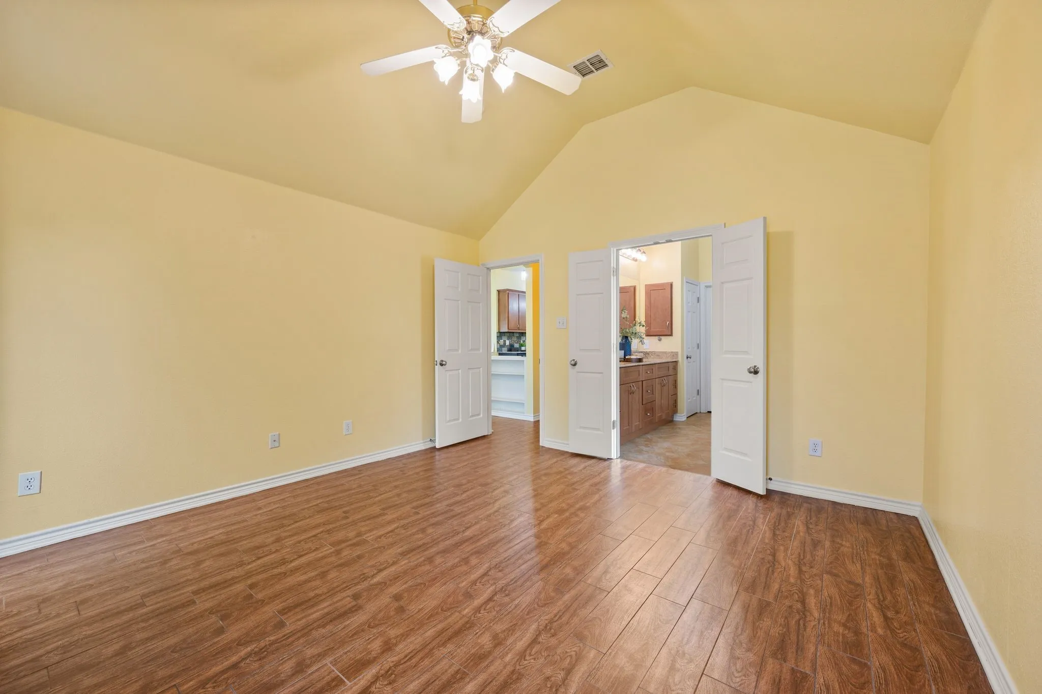 Single Family Residence For Sale in Tarrant County , 2233 Wembley Wood Lane, Bedford, Texas 76022, 3 Bedroom, 2 Bathroom, 2 Garage spaces, 1,538 Sqft, built in 1997, mls#21390278, Real Estate Agent in Bedford, Homes For Sale in Tarrant county, Homes For Sale in Bedford, Realtor in Bedford Texas, Real Estate Brokerage Independent Realty Texas, Luminita Cordes Realtor