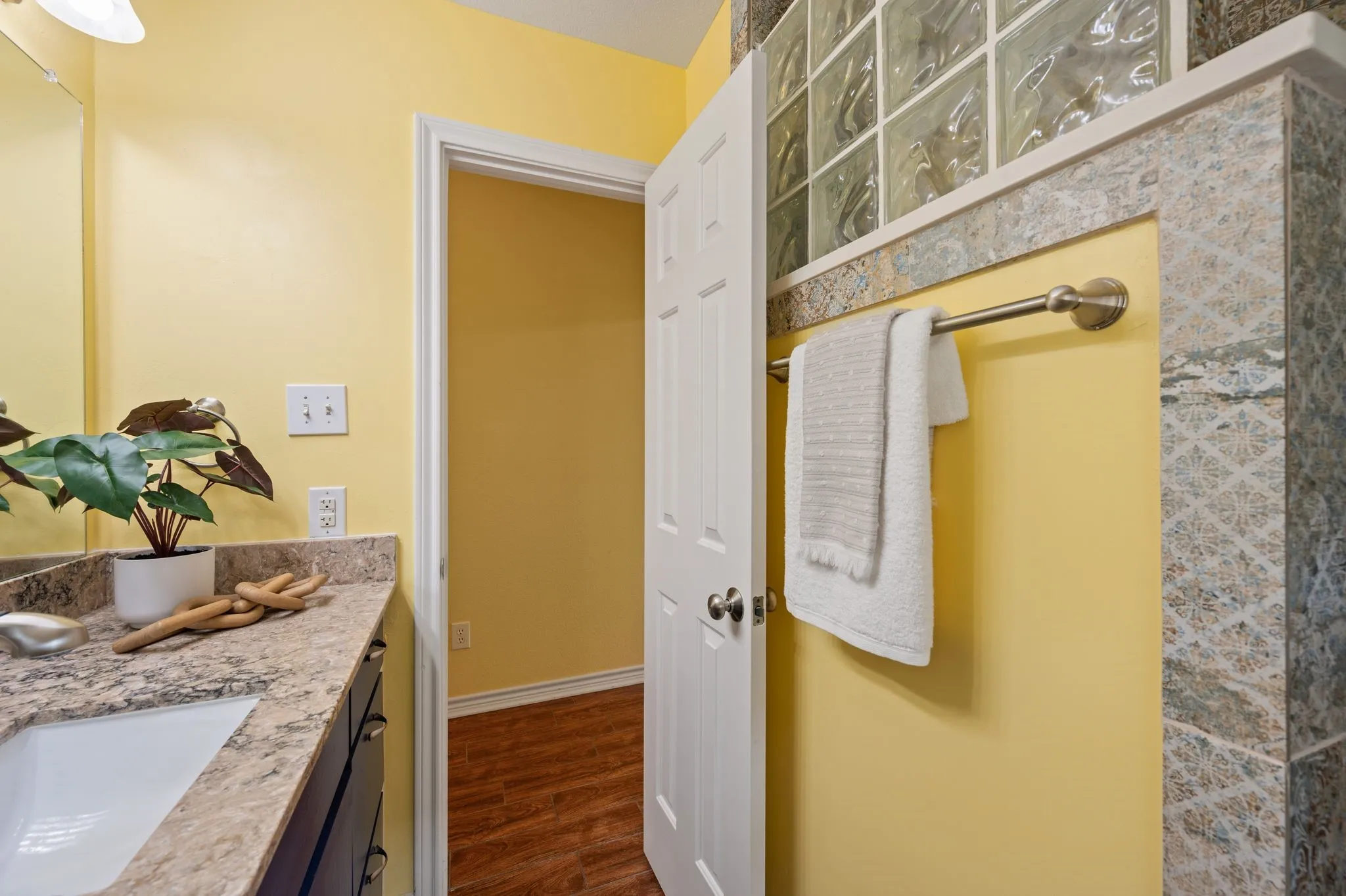 Single Family Residence For Sale in Tarrant County , 2233 Wembley Wood Lane, Bedford, Texas 76022, 3 Bedroom, 2 Bathroom, 2 Garage spaces, 1,538 Sqft, built in 1997, mls#21390278, Real Estate Agent in Bedford, Homes For Sale in Tarrant county, Homes For Sale in Bedford, Realtor in Bedford Texas, Real Estate Brokerage Independent Realty Texas, Luminita Cordes Realtor
