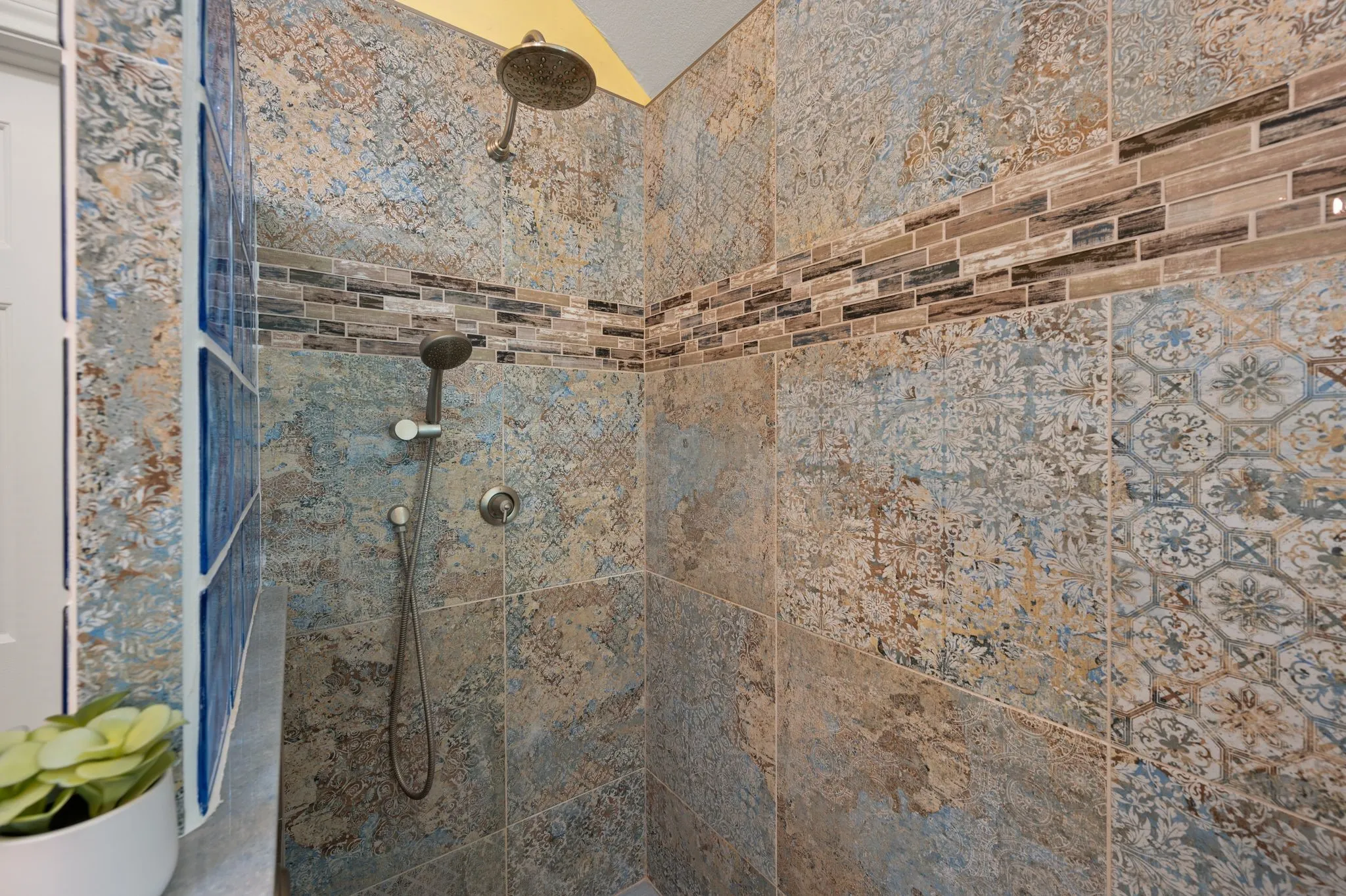 Single Family Residence For Sale in Tarrant County , 2233 Wembley Wood Lane, Bedford, Texas 76022, 3 Bedroom, 2 Bathroom, 2 Garage spaces, 1,538 Sqft, built in 1997, mls#21390278, Real Estate Agent in Bedford, Homes For Sale in Tarrant county, Homes For Sale in Bedford, Realtor in Bedford Texas, Real Estate Brokerage Independent Realty Texas, Luminita Cordes Realtor