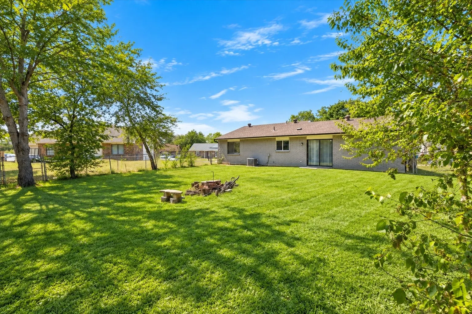 Single Family Residence For Sale in Tarrant County , 2413 Navasota Circle, Fort Worth, Texas 76131, 2 Bedroom, 1 Bathroom, 1 Garage spaces, 1,113 Sqft, built in 1980, mls#21394369, Real Estate Agent in Fort Worth, Homes For Sale in Tarrant county, Homes For Sale in Fort Worth, Realtor in Fort Worth Texas, Real Estate Brokerage Independent Realty Texas, Luminita Cordes Realtor