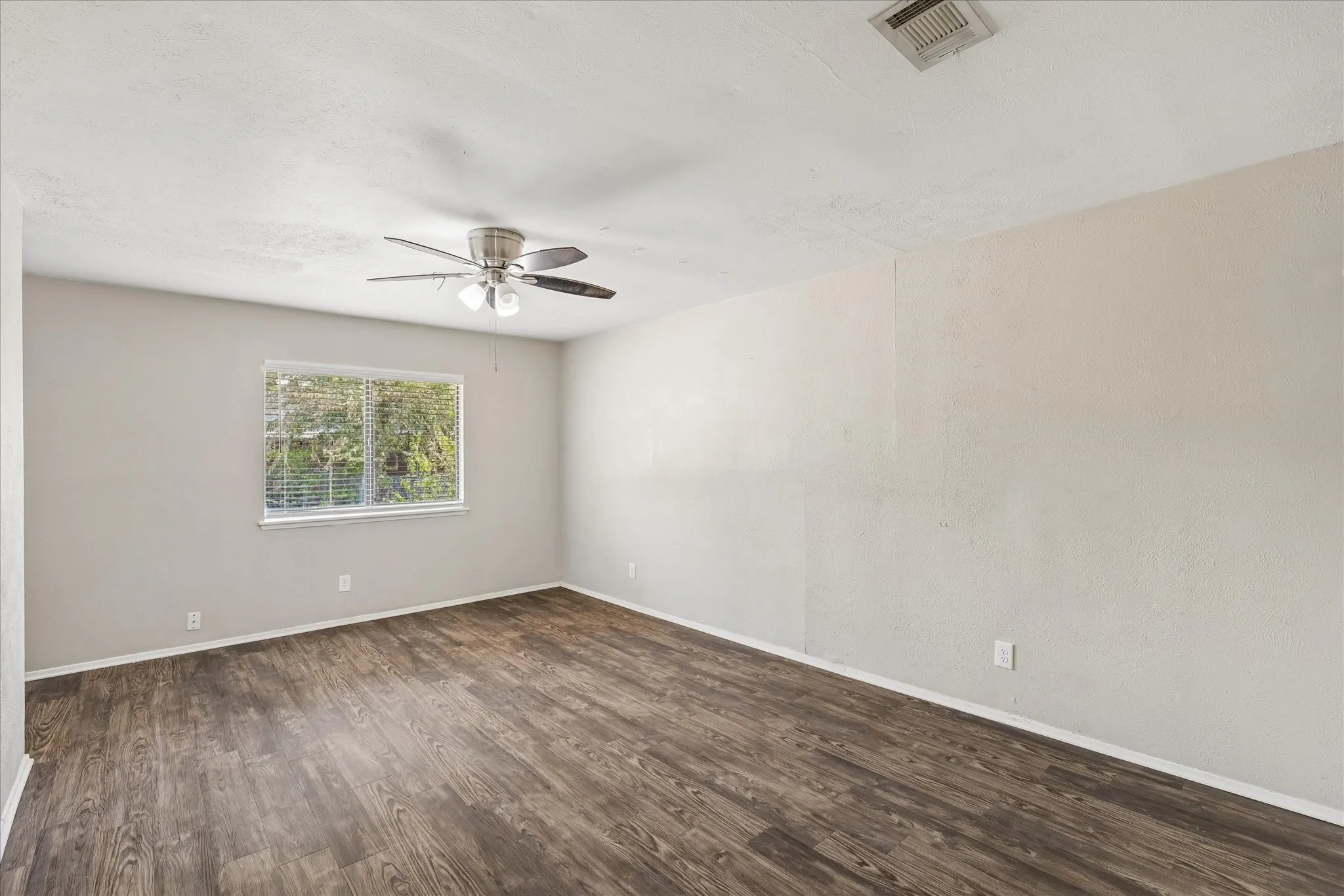 Single Family Residence For Sale in Tarrant County , 2413 Navasota Circle, Fort Worth, Texas 76131, 2 Bedroom, 1 Bathroom, 1 Garage spaces, 1,113 Sqft, built in 1980, mls#21394369, Real Estate Agent in Fort Worth, Homes For Sale in Tarrant county, Homes For Sale in Fort Worth, Realtor in Fort Worth Texas, Real Estate Brokerage Independent Realty Texas, Luminita Cordes Realtor