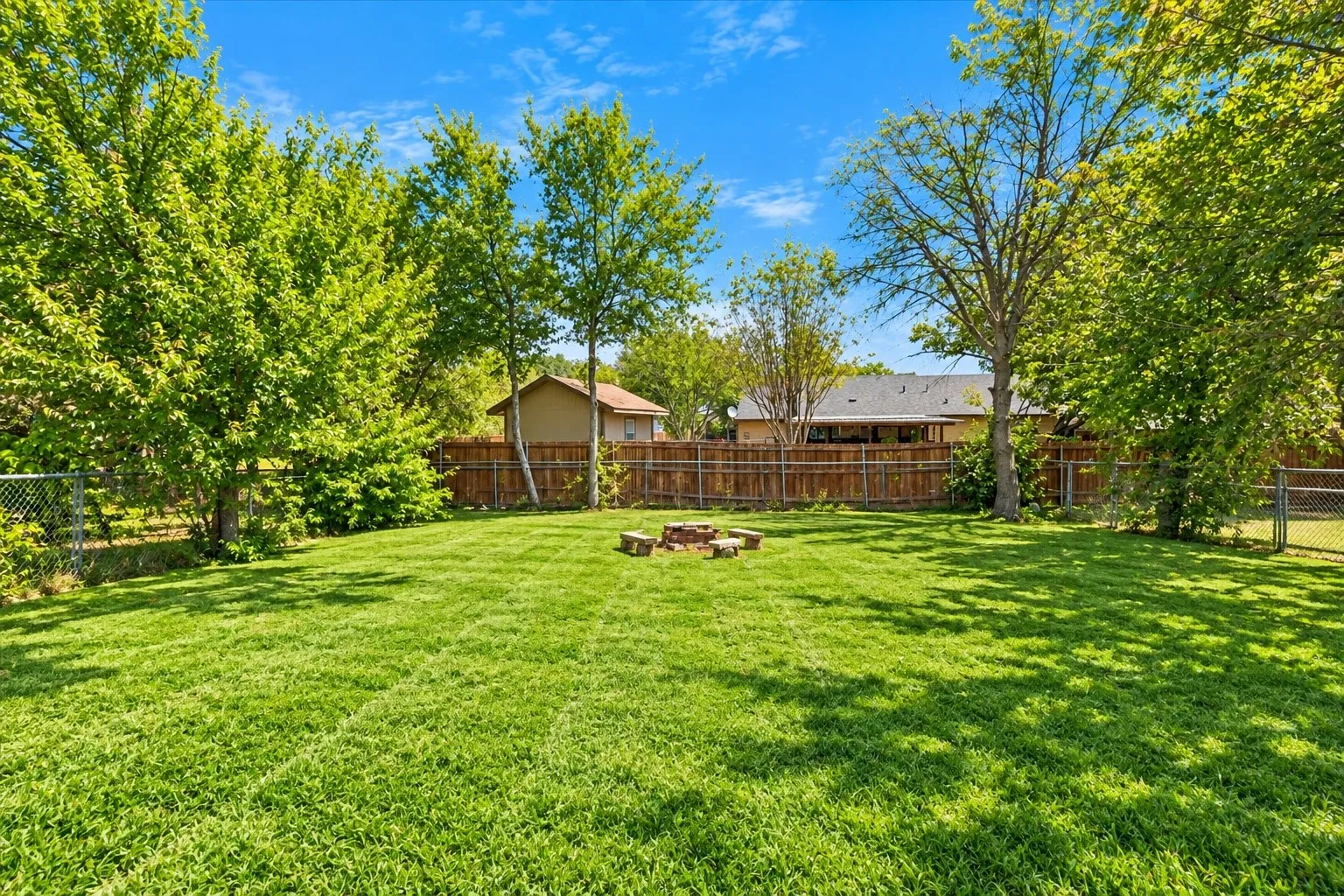 Single Family Residence For Sale in Tarrant County , 2413 Navasota Circle, Fort Worth, Texas 76131, 2 Bedroom, 1 Bathroom, 1 Garage spaces, 1,113 Sqft, built in 1980, mls#21394369, Real Estate Agent in Fort Worth, Homes For Sale in Tarrant county, Homes For Sale in Fort Worth, Realtor in Fort Worth Texas, Real Estate Brokerage Independent Realty Texas, Luminita Cordes Realtor