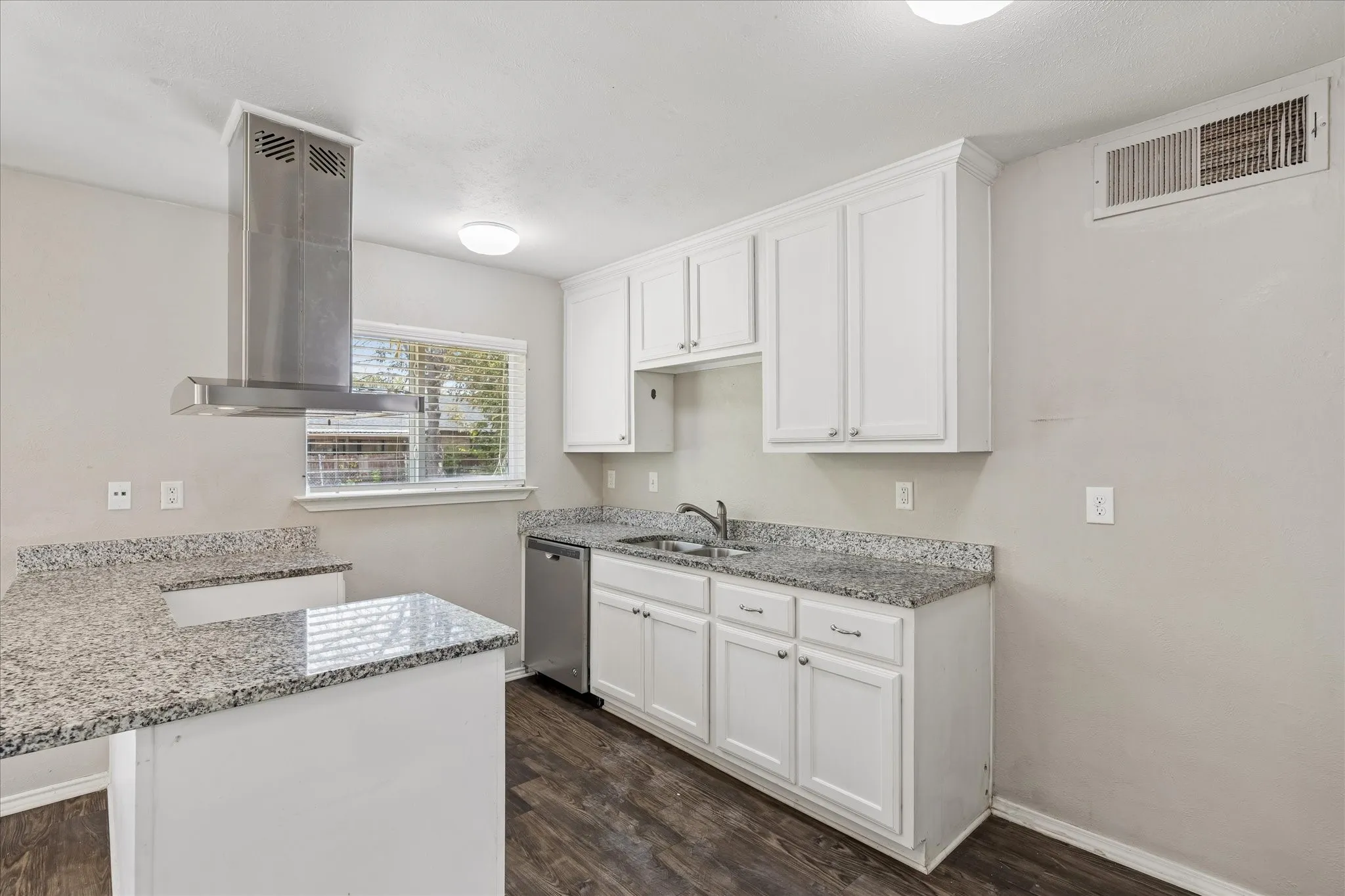 Nice kitchen with granite counters
