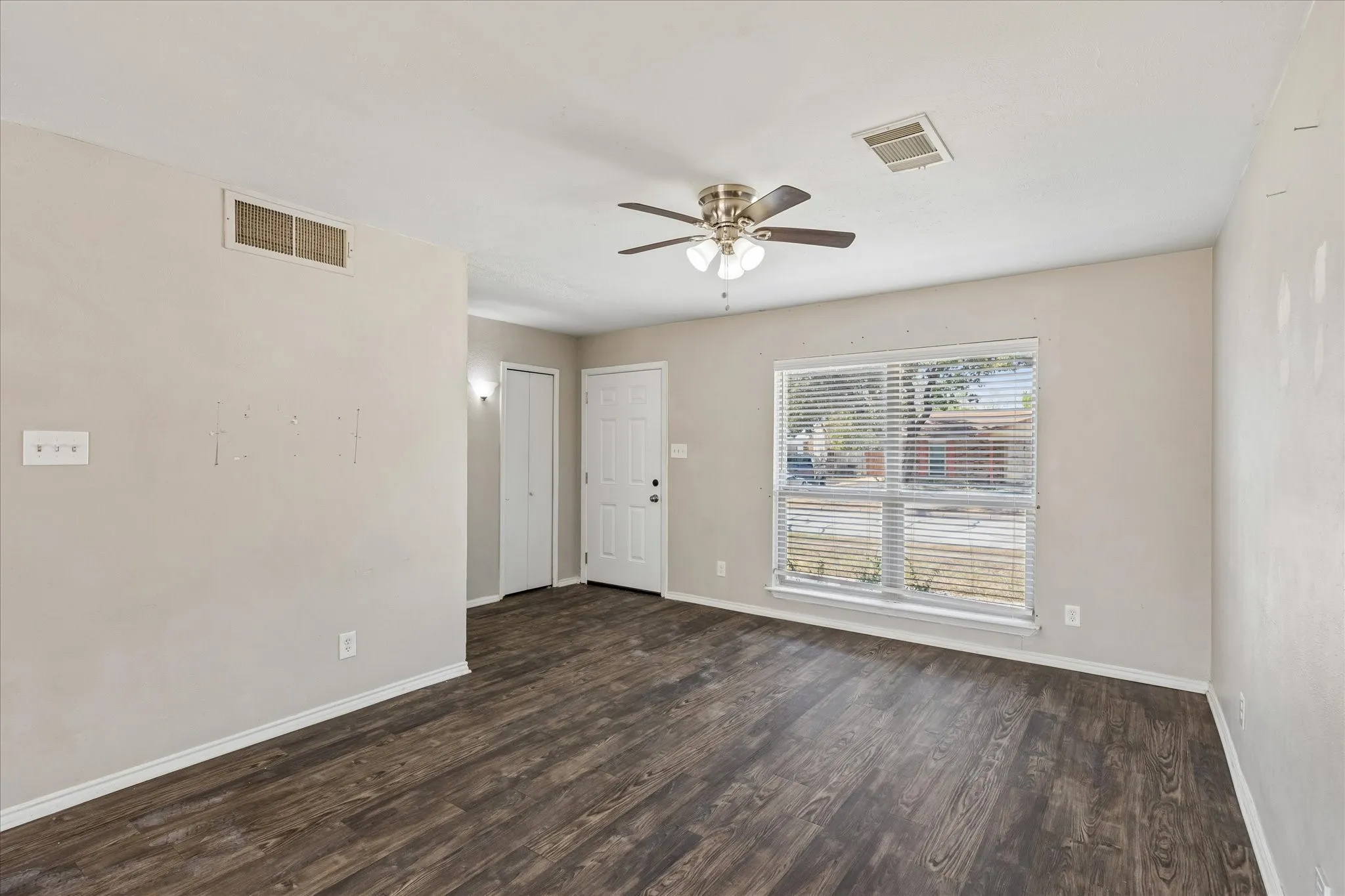 Single Family Residence For Sale in Tarrant County , 2413 Navasota Circle, Fort Worth, Texas 76131, 2 Bedroom, 1 Bathroom, 1 Garage spaces, 1,113 Sqft, built in 1980, mls#21394369, Real Estate Agent in Fort Worth, Homes For Sale in Tarrant county, Homes For Sale in Fort Worth, Realtor in Fort Worth Texas, Real Estate Brokerage Independent Realty Texas, Luminita Cordes Realtor