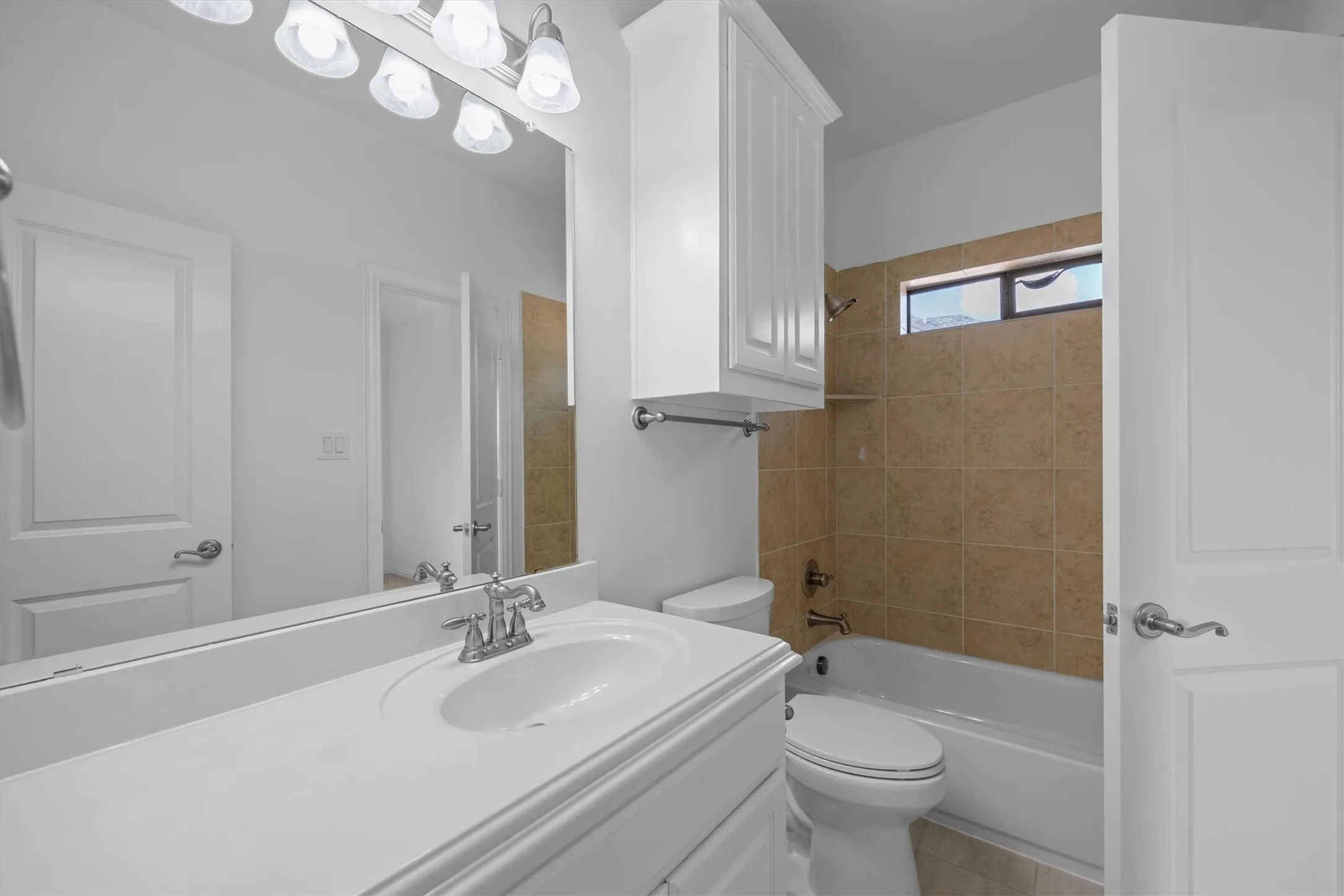 Full bathroom 2