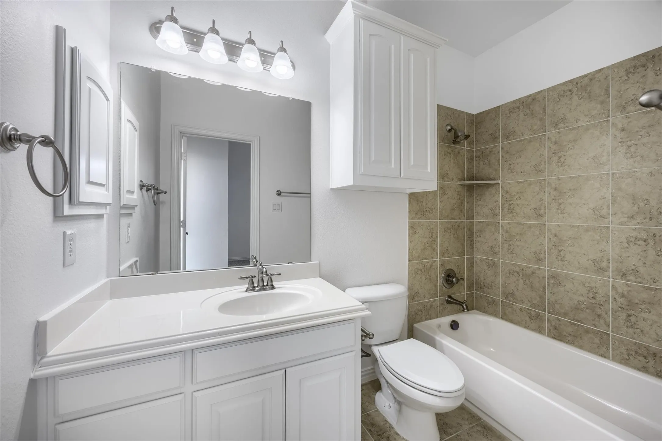 Full bathroom 3
