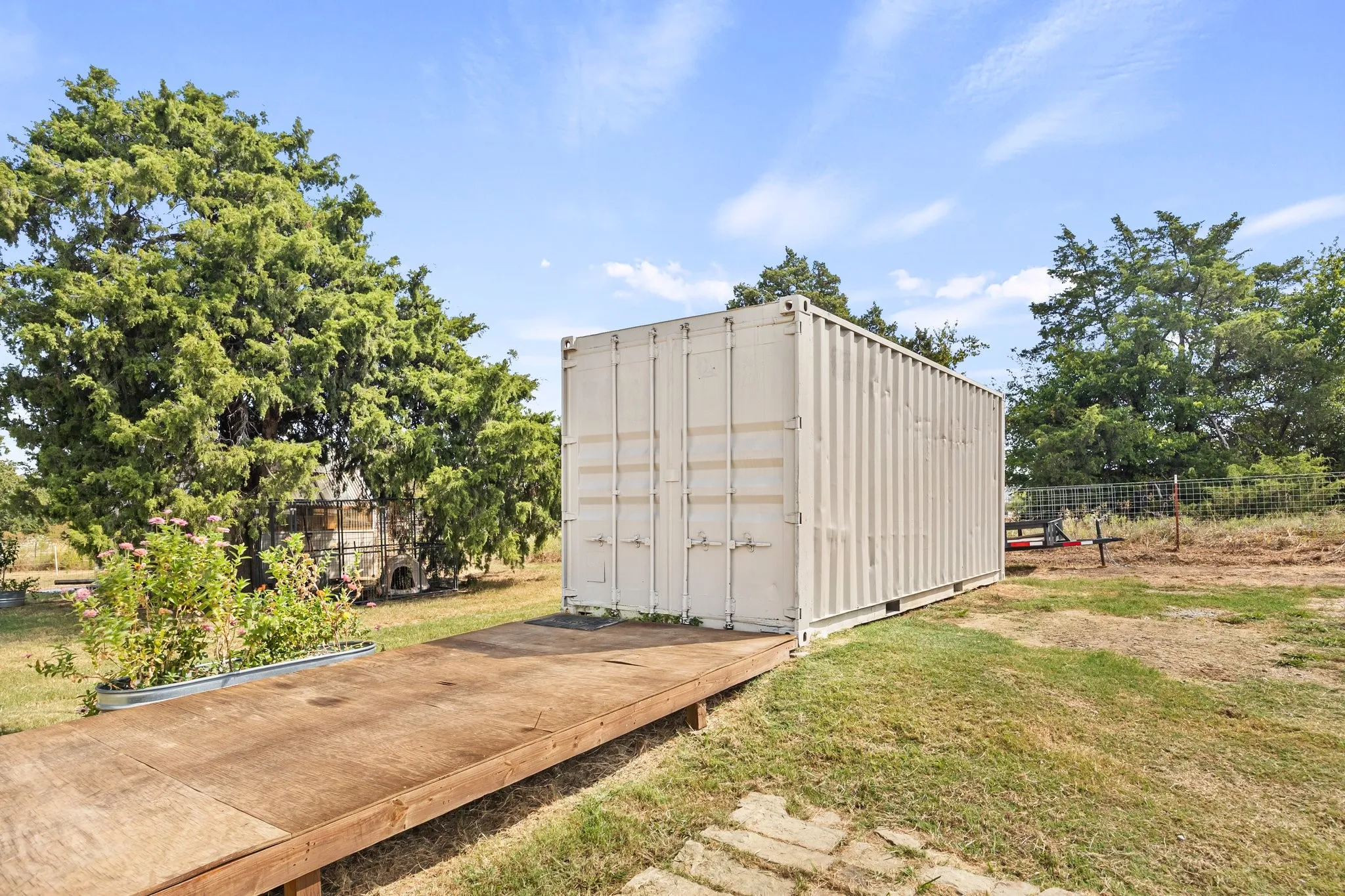 Out building and ramp included!