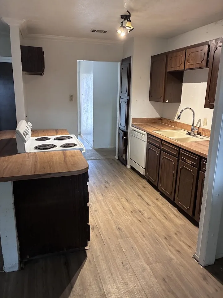 Single Family Residence For Sale in Tarrant County , 621 Dayton Road, Mansfield, Texas 76063, 3 Bedroom, 3 Bathroom, 2 Garage spaces, 1,312 Sqft, built in 1980, mls#21395009, Real Estate Agent in Mansfield, Homes For Sale in Tarrant county, Homes For Sale in Mansfield, Realtor in Mansfield Texas, Real Estate Brokerage Independent Realty Texas, Luminita Cordes Realtor