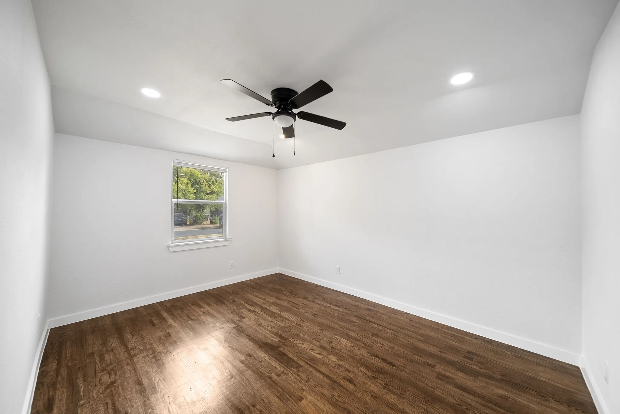 Single Family Residence For Sale in Dallas County , 2451 Hudspeth Avenue, Dallas, Texas 75216, 3 Bedroom, 2 Bathroom, Garage spaces, 1,200 Sqft, built in 1951, mls#21396473, Real Estate Agent in Dallas, Homes For Sale in Dallas county, Homes For Sale in Dallas, Realtor in Dallas Texas, Real Estate Brokerage Independent Realty Texas, Luminita Cordes Realtor