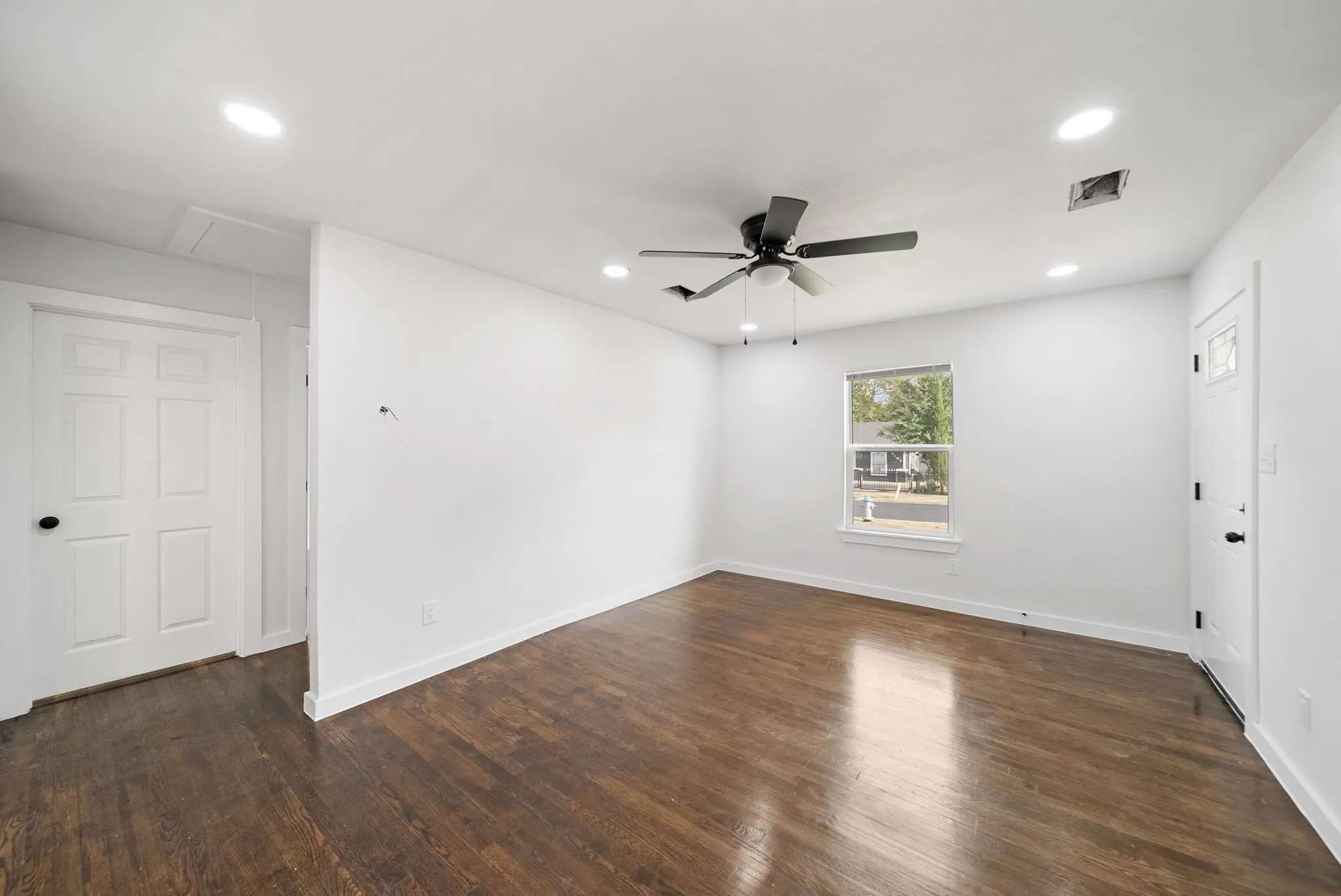Single Family Residence For Sale in Dallas County , 2451 Hudspeth Avenue, Dallas, Texas 75216, 3 Bedroom, 2 Bathroom, Garage spaces, 1,200 Sqft, built in 1951, mls#21396473, Real Estate Agent in Dallas, Homes For Sale in Dallas county, Homes For Sale in Dallas, Realtor in Dallas Texas, Real Estate Brokerage Independent Realty Texas, Luminita Cordes Realtor