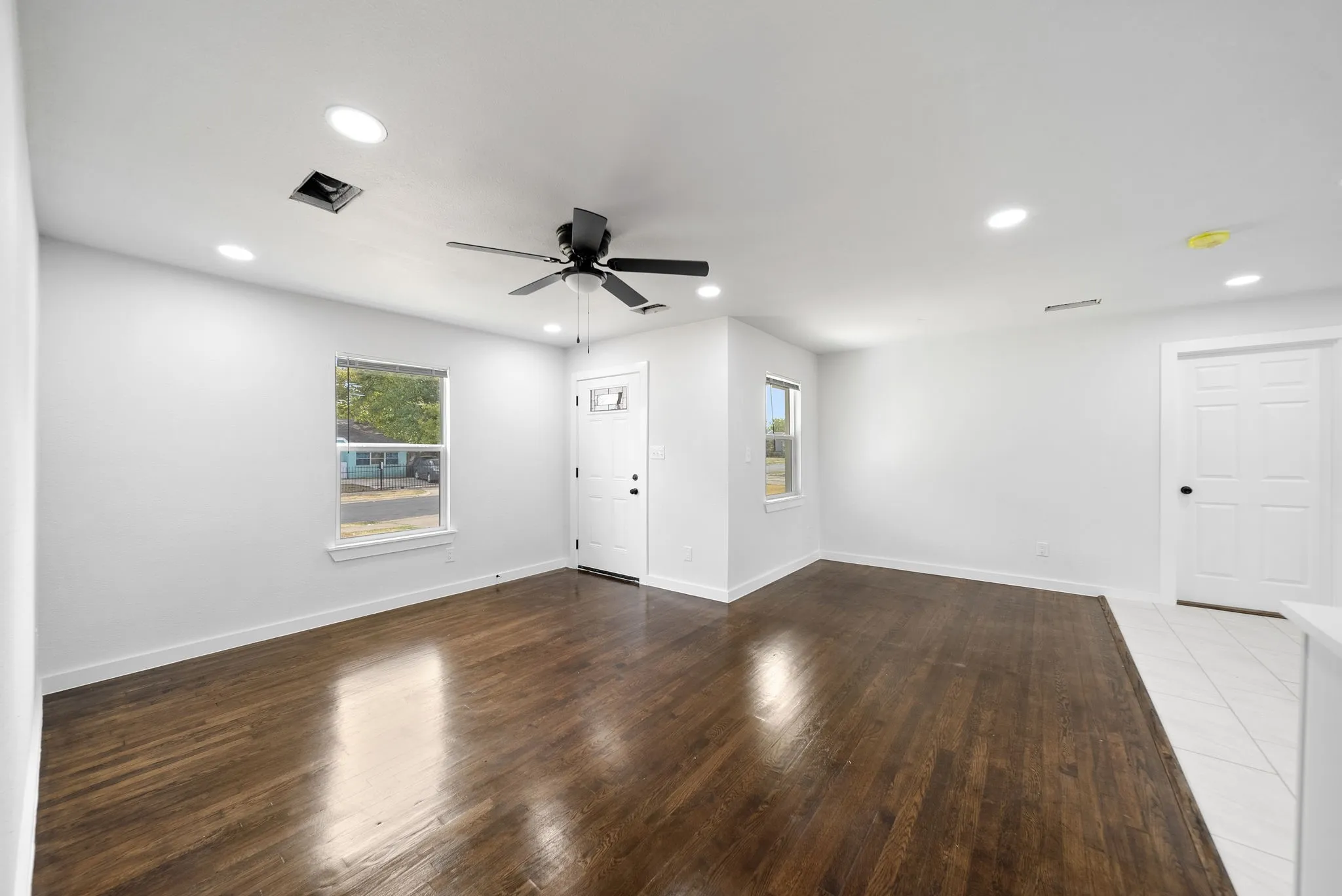 Single Family Residence For Sale in Dallas County , 2451 Hudspeth Avenue, Dallas, Texas 75216, 3 Bedroom, 2 Bathroom, Garage spaces, 1,200 Sqft, built in 1951, mls#21396473, Real Estate Agent in Dallas, Homes For Sale in Dallas county, Homes For Sale in Dallas, Realtor in Dallas Texas, Real Estate Brokerage Independent Realty Texas, Luminita Cordes Realtor