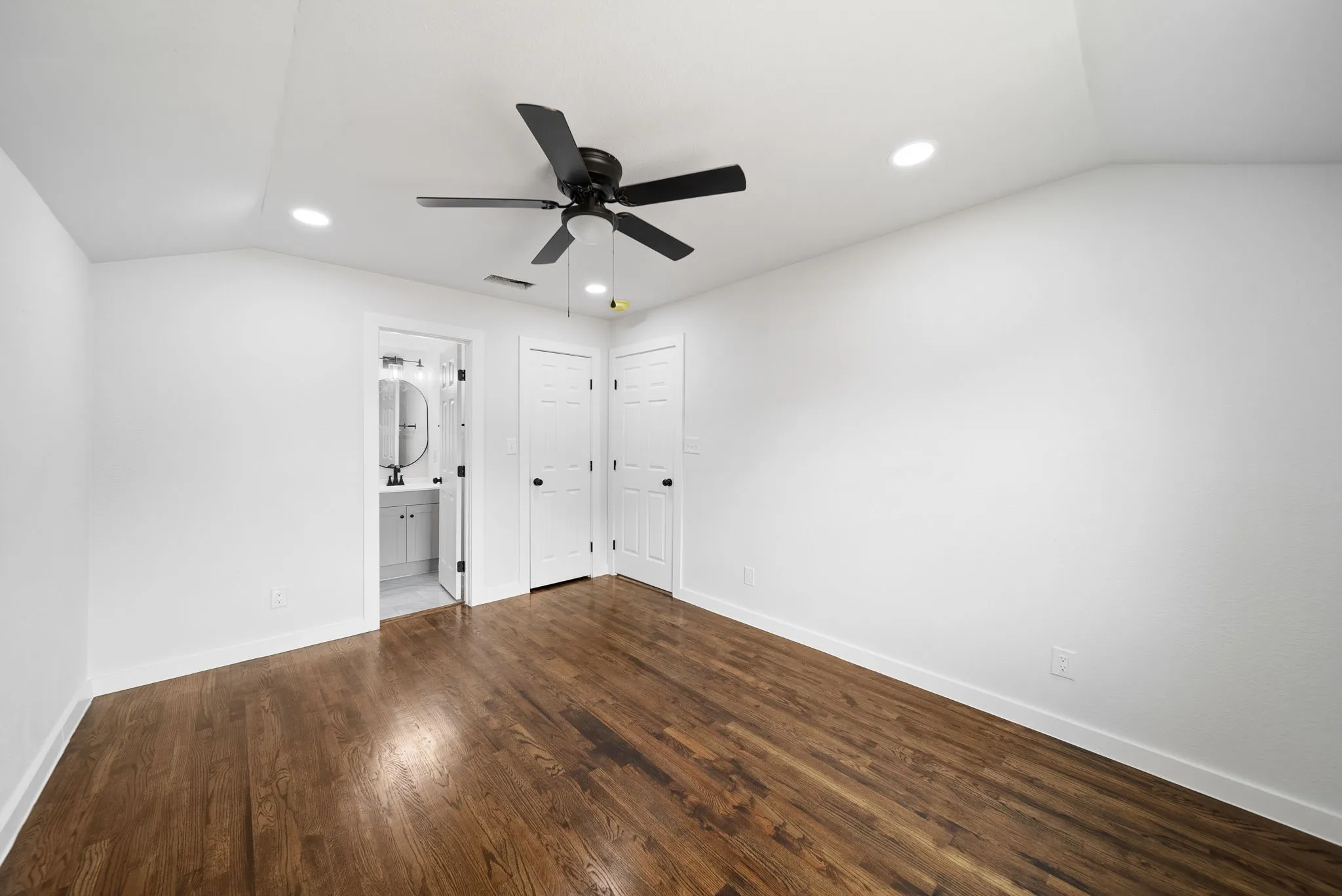 Single Family Residence For Sale in Dallas County , 2451 Hudspeth Avenue, Dallas, Texas 75216, 3 Bedroom, 2 Bathroom, Garage spaces, 1,200 Sqft, built in 1951, mls#21396473, Real Estate Agent in Dallas, Homes For Sale in Dallas county, Homes For Sale in Dallas, Realtor in Dallas Texas, Real Estate Brokerage Independent Realty Texas, Luminita Cordes Realtor