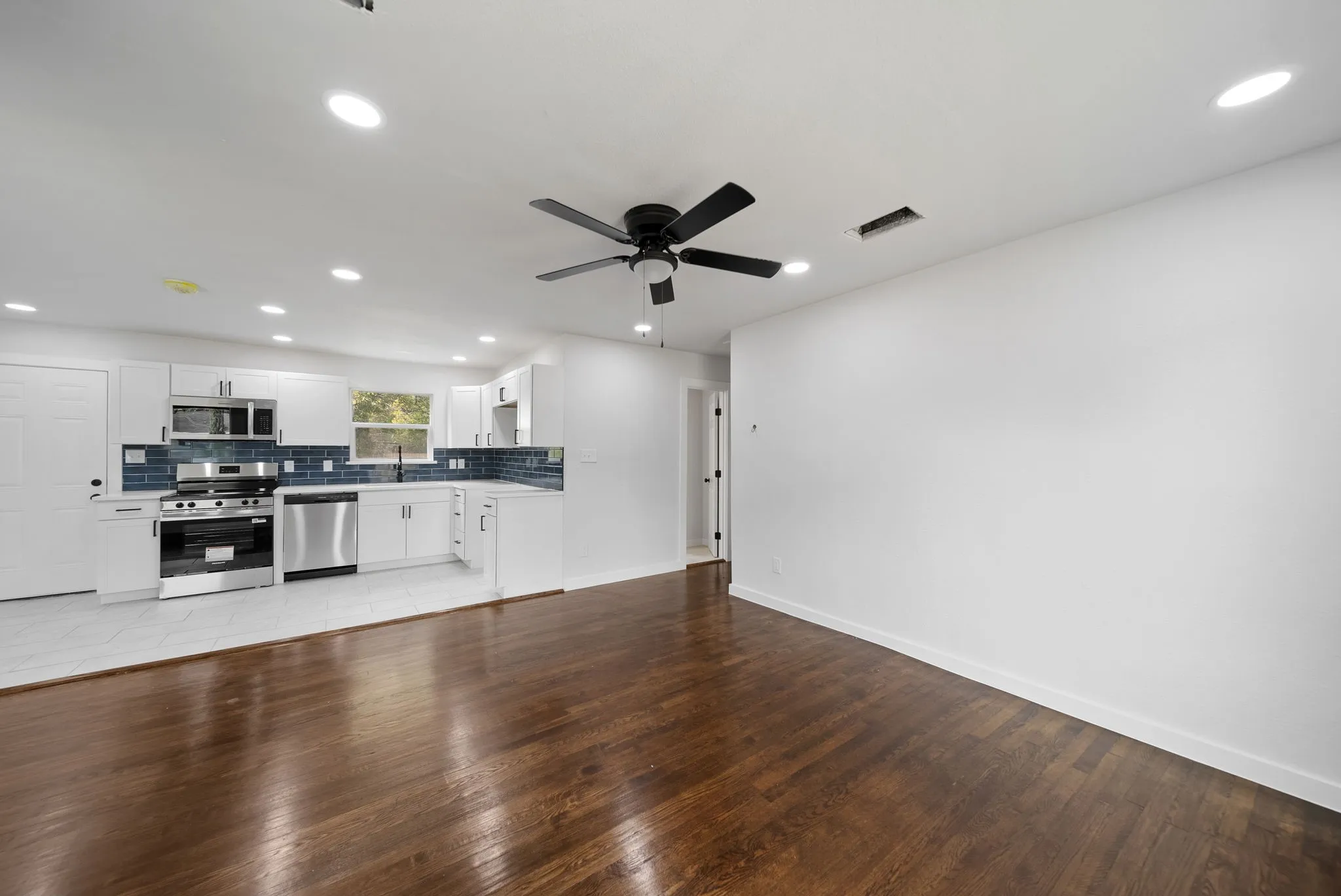 Single Family Residence For Sale in Dallas County , 2451 Hudspeth Avenue, Dallas, Texas 75216, 3 Bedroom, 2 Bathroom, Garage spaces, 1,200 Sqft, built in 1951, mls#21396473, Real Estate Agent in Dallas, Homes For Sale in Dallas county, Homes For Sale in Dallas, Realtor in Dallas Texas, Real Estate Brokerage Independent Realty Texas, Luminita Cordes Realtor