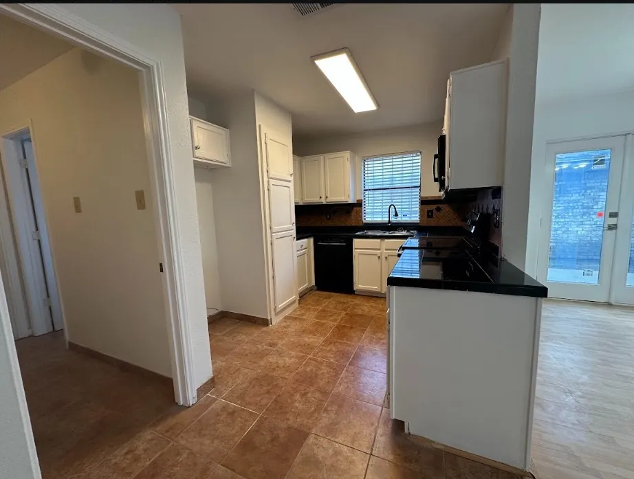 Single Family Residence For Rent in Dallas County , 1123 Hemlock Drive, De Soto, Texas 75115, 3 Bedroom, 3 Bathroom, 2 Garage spaces, 1,493 Sqft, built in 1985, mls#21393148, Real Estate Agent in De Soto, Homes For Rent in Dallas county, Homes For Rent in De Soto, Realtor in De Soto Texas, Real Estate Brokerage Independent Realty Texas, Luminita Cordes Realtor