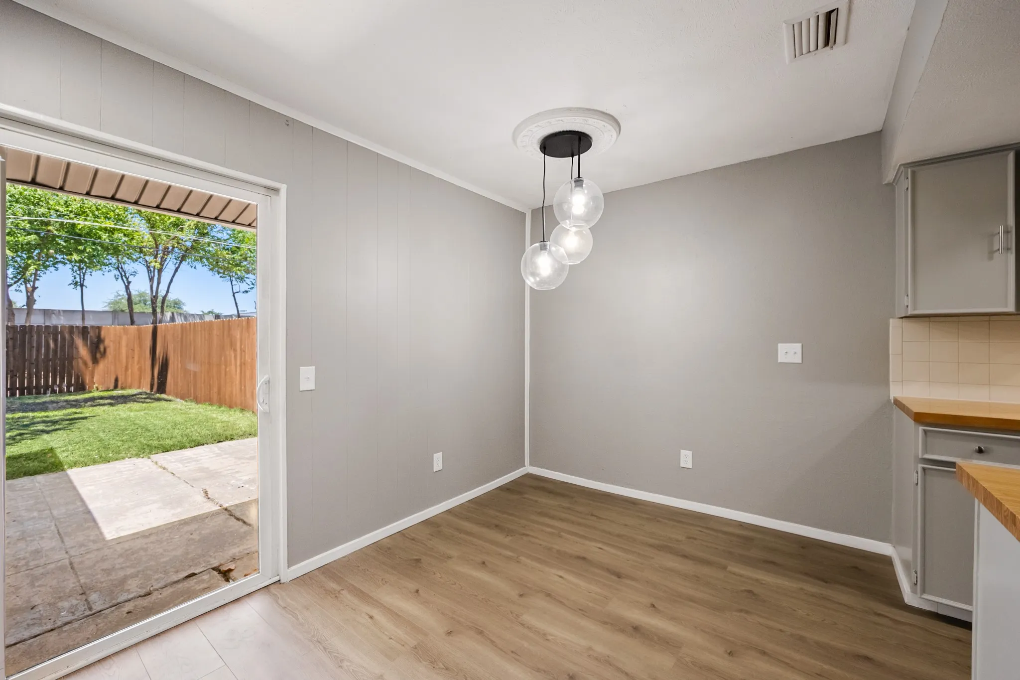 Single Family Residence For Rent in Dallas County , 2917 Abston Drive, Mesquite, Texas 75150, 3 Bedroom, 2 Bathroom, 2 Garage spaces, 1,727 Sqft, built in 1968, mls#21396604, Real Estate Agent in Mesquite, Homes For Rent in Dallas county, Homes For Rent in Mesquite, Realtor in Mesquite Texas, Real Estate Brokerage Independent Realty Texas, Luminita Cordes Realtor