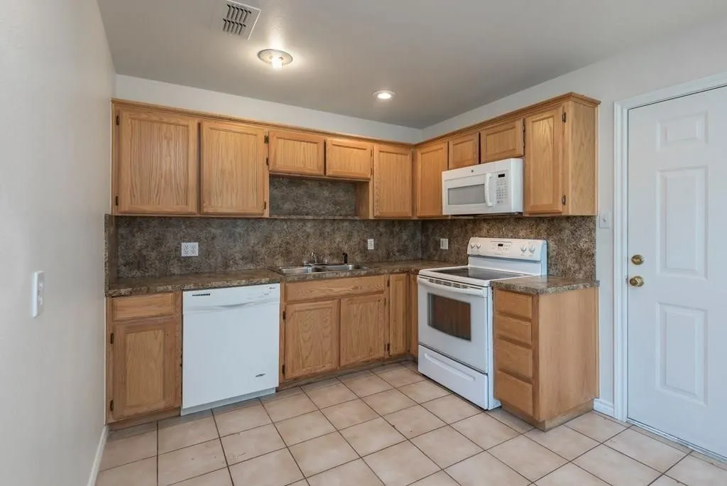Duplex For Rent in Grayson County , 107 Bryant Street, Pottsboro, Texas 75076, 2 Bedroom, 2 Bathroom, 2 Garage spaces, 1,350 Sqft, built in 2004, mls#21396607, Real Estate Agent in Pottsboro, Homes For Rent in Grayson county, Homes For Rent in Pottsboro, Realtor in Pottsboro Texas, Real Estate Brokerage Independent Realty Texas, Luminita Cordes Realtor