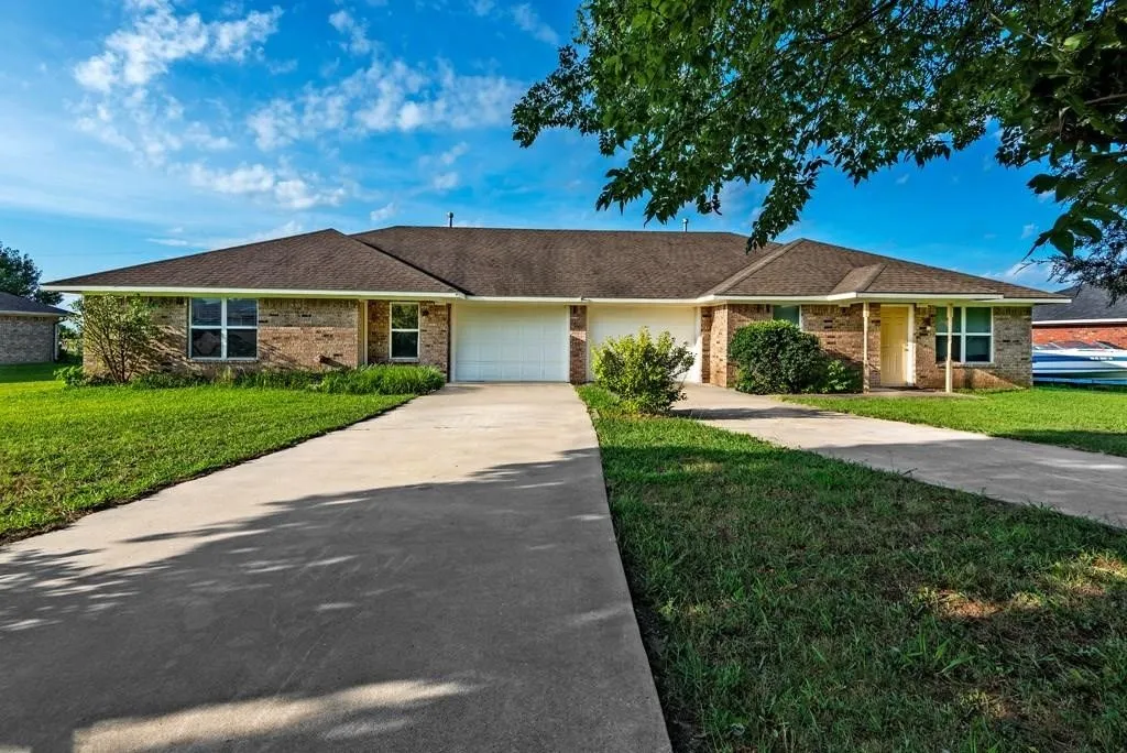 Duplex For Rent in Grayson County , 107 Bryant Street, Pottsboro, Texas 75076, 2 Bedroom, 2 Bathroom, 2 Garage spaces, 1,350 Sqft, built in 2004, mls#21396607, Real Estate Agent in Pottsboro, Homes For Rent in Grayson county, Homes For Rent in Pottsboro, Realtor in Pottsboro Texas, Real Estate Brokerage Independent Realty Texas, Luminita Cordes Realtor