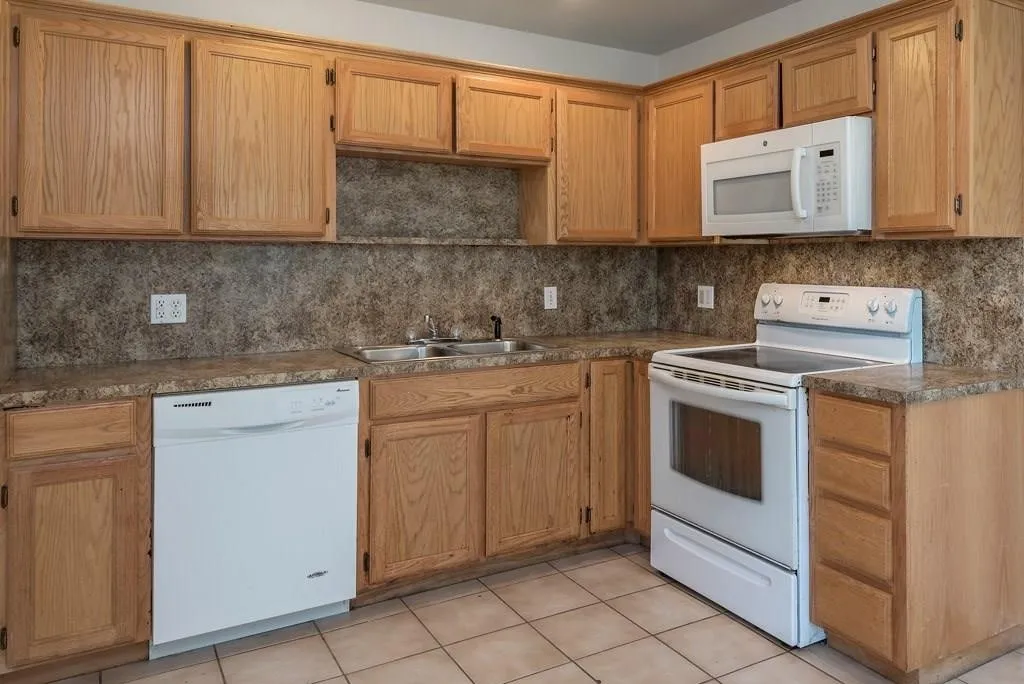 Duplex For Rent in Grayson County , 107 Bryant Street, Pottsboro, Texas 75076, 2 Bedroom, 2 Bathroom, 2 Garage spaces, 1,350 Sqft, built in 2004, mls#21396607, Real Estate Agent in Pottsboro, Homes For Rent in Grayson county, Homes For Rent in Pottsboro, Realtor in Pottsboro Texas, Real Estate Brokerage Independent Realty Texas, Luminita Cordes Realtor