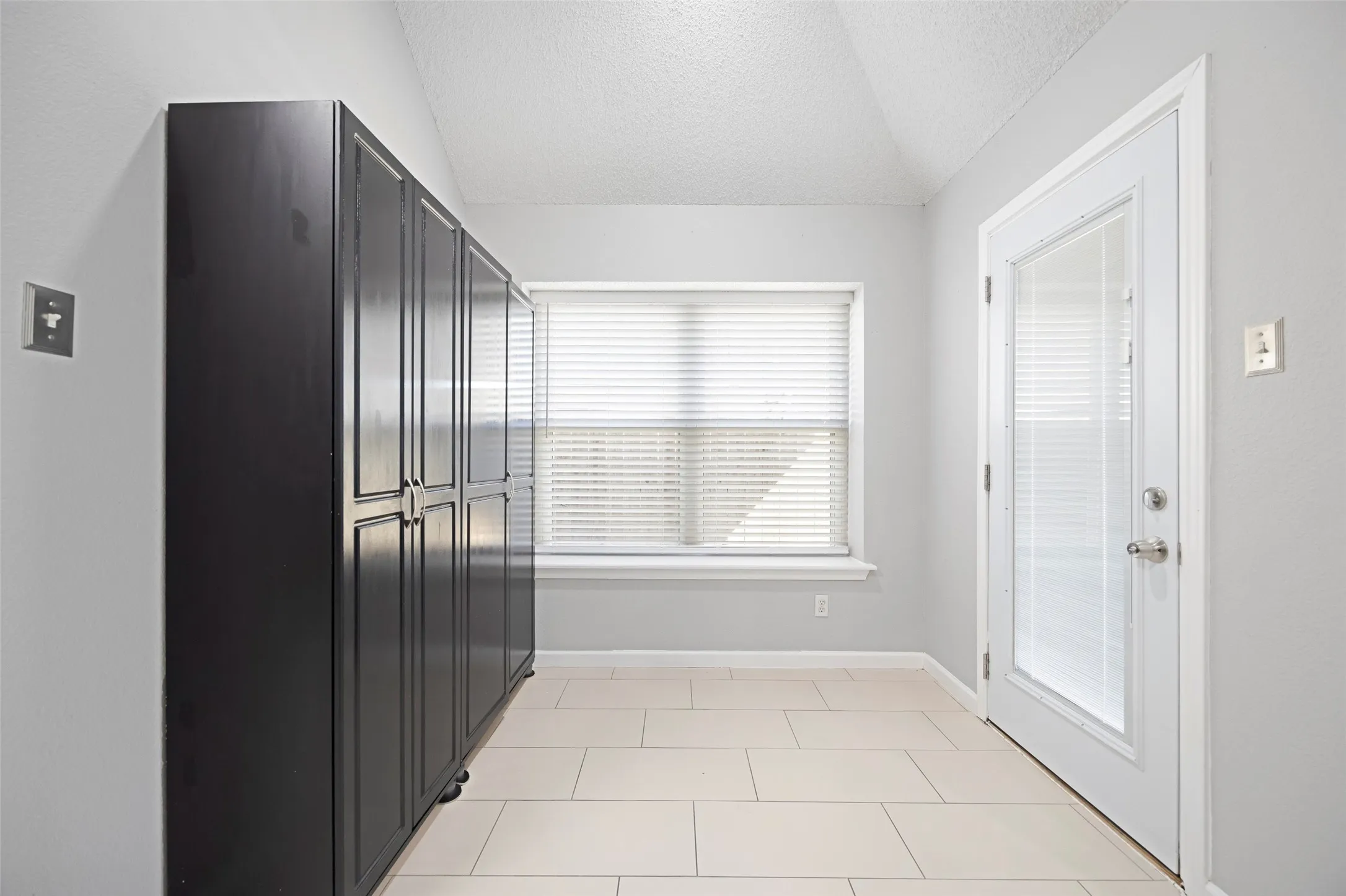 Single Family Residence For Sale in Dallas County , 2202 Ashwood Court, Carrollton, Texas 75006, 3 Bedroom, 2 Bathroom, 2 Garage spaces, 1,495 Sqft, built in 1992, mls#21393551, Real Estate Agent in Carrollton, Homes For Sale in Dallas county, Homes For Sale in Carrollton, Realtor in Carrollton Texas, Real Estate Brokerage Independent Realty Texas, Luminita Cordes Realtor