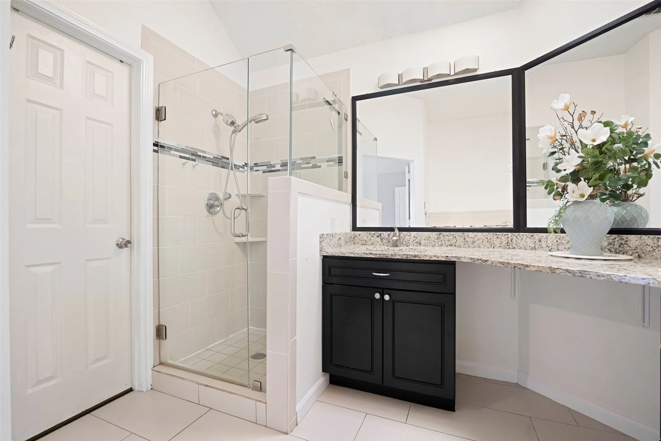 Single Family Residence For Sale in Dallas County , 2202 Ashwood Court, Carrollton, Texas 75006, 3 Bedroom, 2 Bathroom, 2 Garage spaces, 1,495 Sqft, built in 1992, mls#21393551, Real Estate Agent in Carrollton, Homes For Sale in Dallas county, Homes For Sale in Carrollton, Realtor in Carrollton Texas, Real Estate Brokerage Independent Realty Texas, Luminita Cordes Realtor