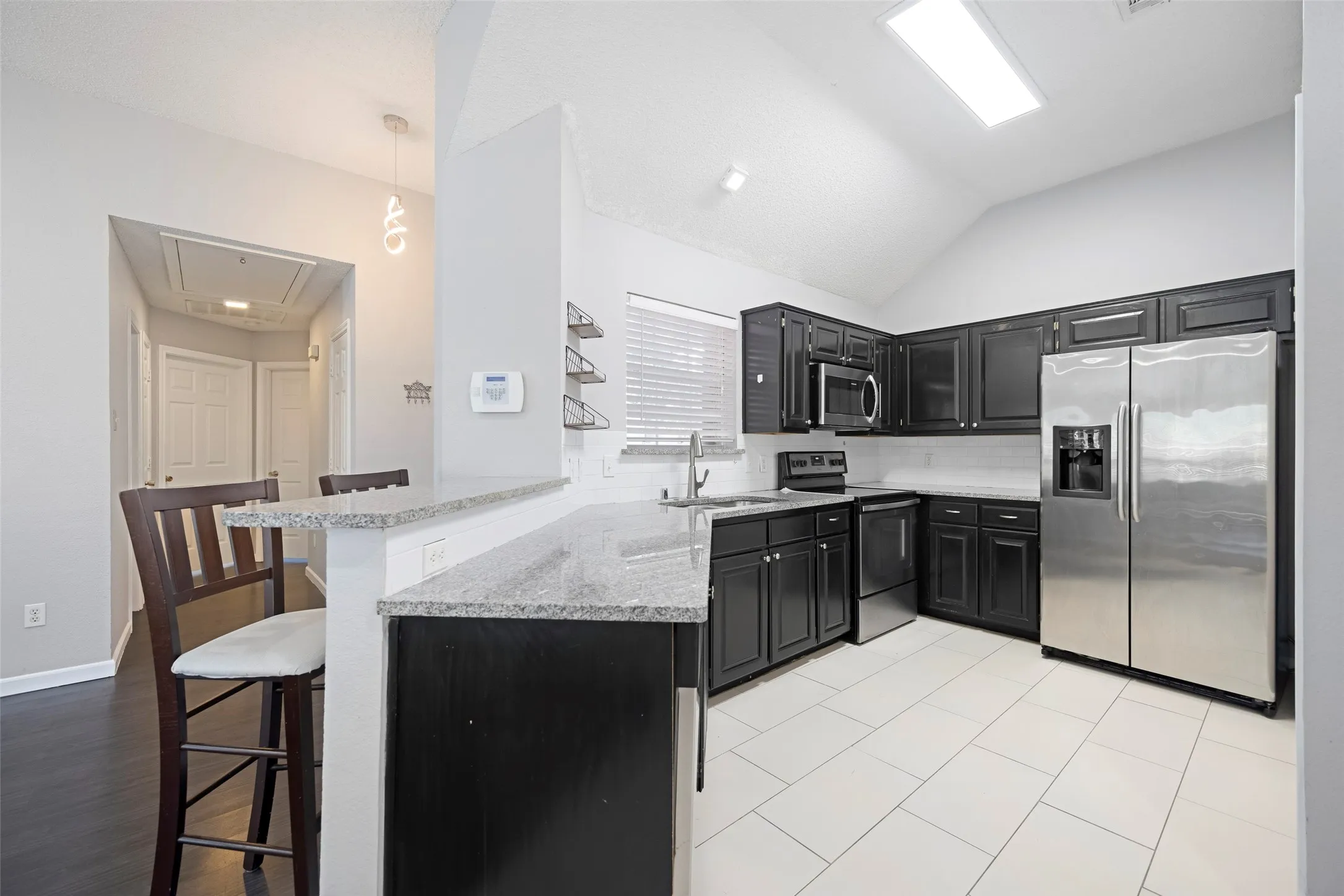 Single Family Residence For Sale in Dallas County , 2202 Ashwood Court, Carrollton, Texas 75006, 3 Bedroom, 2 Bathroom, 2 Garage spaces, 1,495 Sqft, built in 1992, mls#21393551, Real Estate Agent in Carrollton, Homes For Sale in Dallas county, Homes For Sale in Carrollton, Realtor in Carrollton Texas, Real Estate Brokerage Independent Realty Texas, Luminita Cordes Realtor