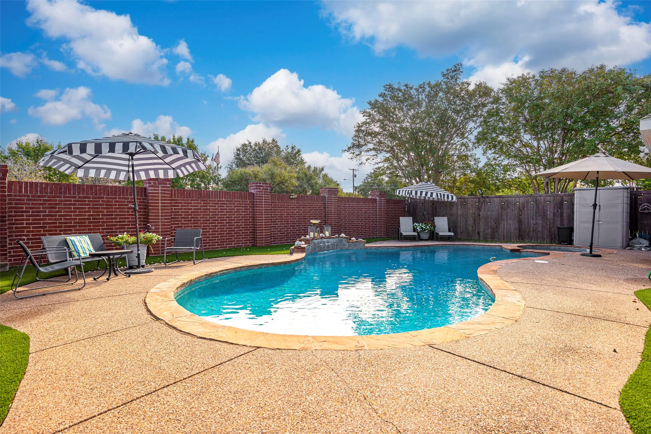 Single Family Residence For Sale in Dallas County , 2202 Ashwood Court, Carrollton, Texas 75006, 3 Bedroom, 2 Bathroom, 2 Garage spaces, 1,495 Sqft, built in 1992, mls#21393551, Real Estate Agent in Carrollton, Homes For Sale in Dallas county, Homes For Sale in Carrollton, Realtor in Carrollton Texas, Real Estate Brokerage Independent Realty Texas, Luminita Cordes Realtor