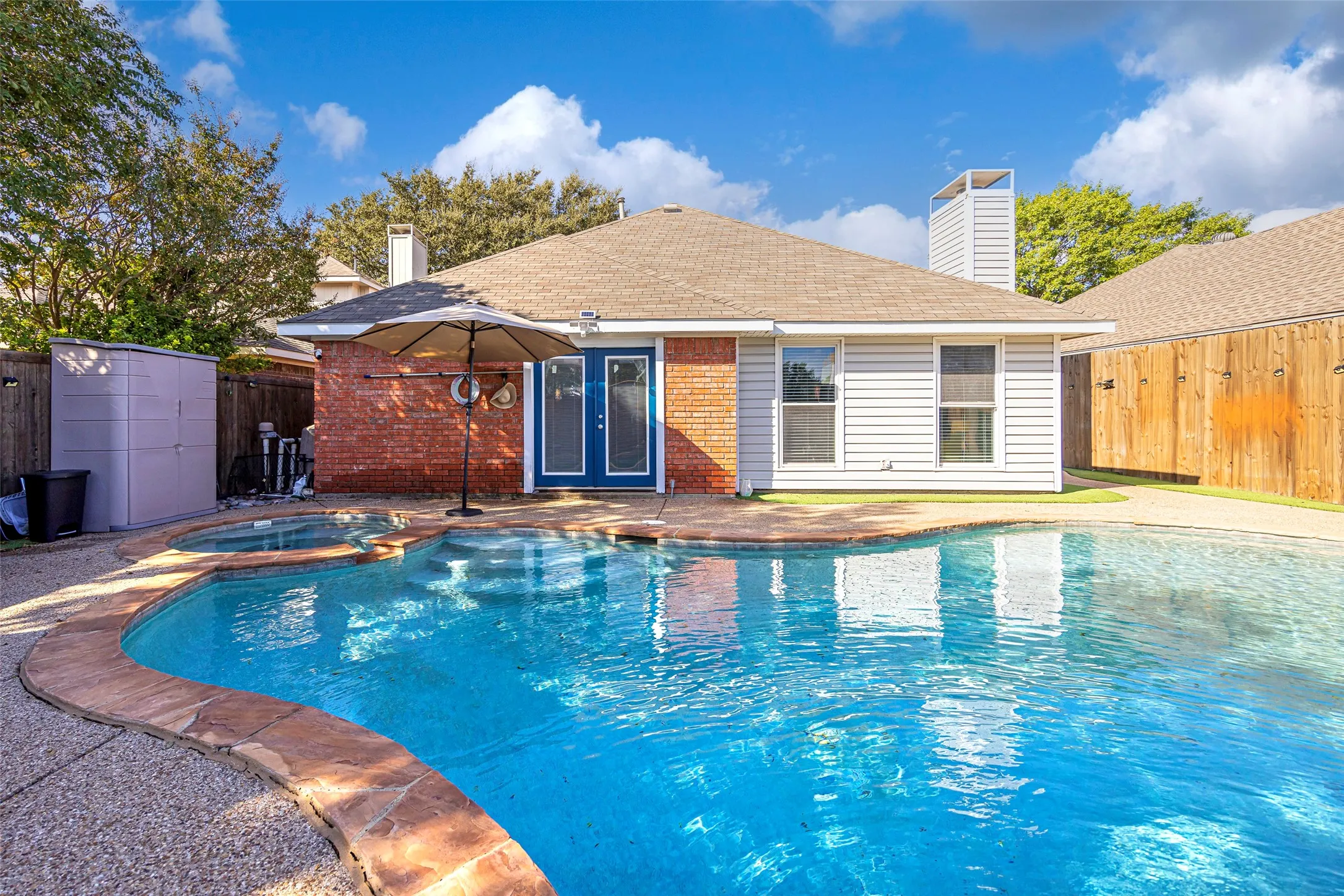 Single Family Residence For Sale in Dallas County , 2202 Ashwood Court, Carrollton, Texas 75006, 3 Bedroom, 2 Bathroom, 2 Garage spaces, 1,495 Sqft, built in 1992, mls#21393551, Real Estate Agent in Carrollton, Homes For Sale in Dallas county, Homes For Sale in Carrollton, Realtor in Carrollton Texas, Real Estate Brokerage Independent Realty Texas, Luminita Cordes Realtor
