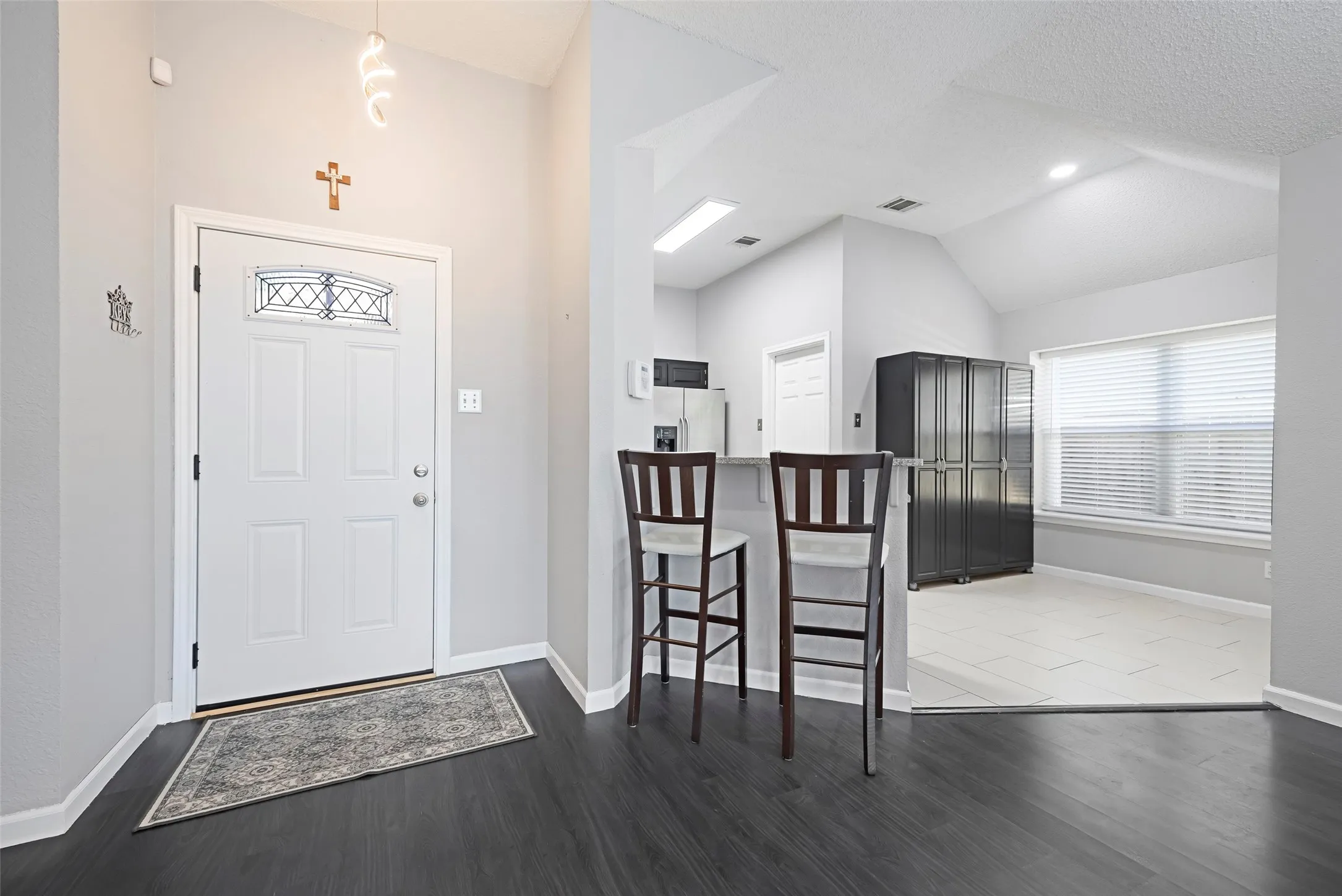 Single Family Residence For Sale in Dallas County , 2202 Ashwood Court, Carrollton, Texas 75006, 3 Bedroom, 2 Bathroom, 2 Garage spaces, 1,495 Sqft, built in 1992, mls#21393551, Real Estate Agent in Carrollton, Homes For Sale in Dallas county, Homes For Sale in Carrollton, Realtor in Carrollton Texas, Real Estate Brokerage Independent Realty Texas, Luminita Cordes Realtor