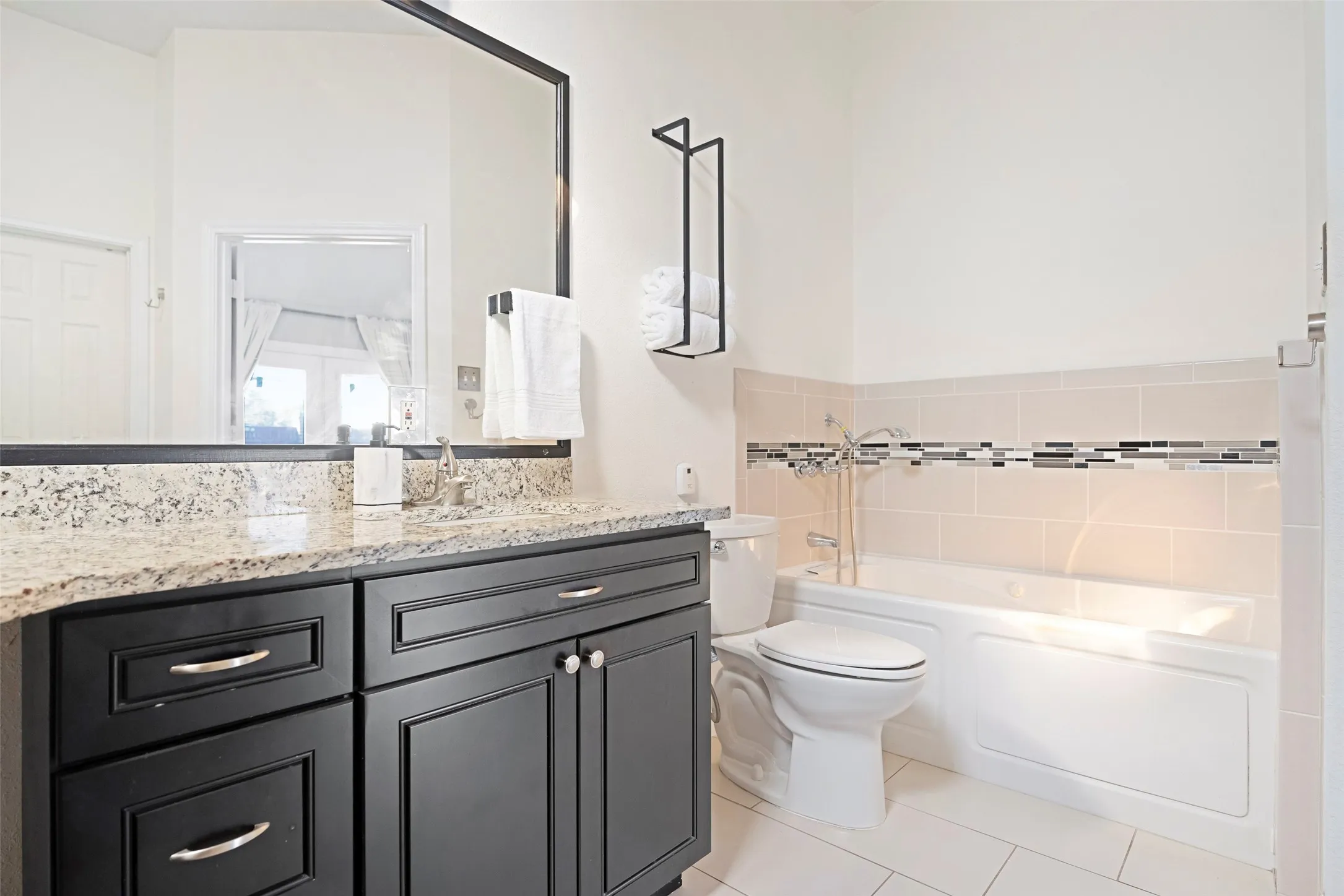 Single Family Residence For Sale in Dallas County , 2202 Ashwood Court, Carrollton, Texas 75006, 3 Bedroom, 2 Bathroom, 2 Garage spaces, 1,495 Sqft, built in 1992, mls#21393551, Real Estate Agent in Carrollton, Homes For Sale in Dallas county, Homes For Sale in Carrollton, Realtor in Carrollton Texas, Real Estate Brokerage Independent Realty Texas, Luminita Cordes Realtor