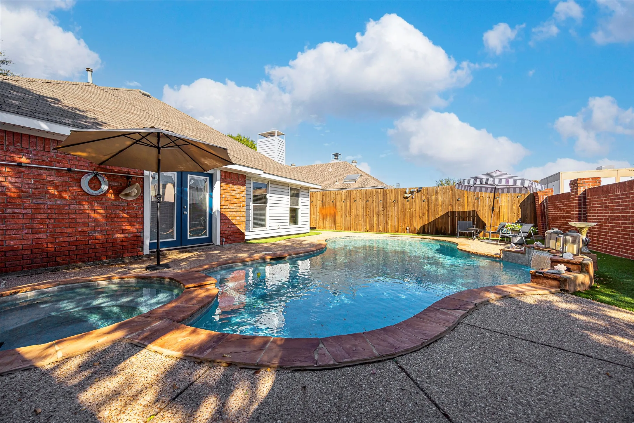 Single Family Residence For Sale in Dallas County , 2202 Ashwood Court, Carrollton, Texas 75006, 3 Bedroom, 2 Bathroom, 2 Garage spaces, 1,495 Sqft, built in 1992, mls#21393551, Real Estate Agent in Carrollton, Homes For Sale in Dallas county, Homes For Sale in Carrollton, Realtor in Carrollton Texas, Real Estate Brokerage Independent Realty Texas, Luminita Cordes Realtor