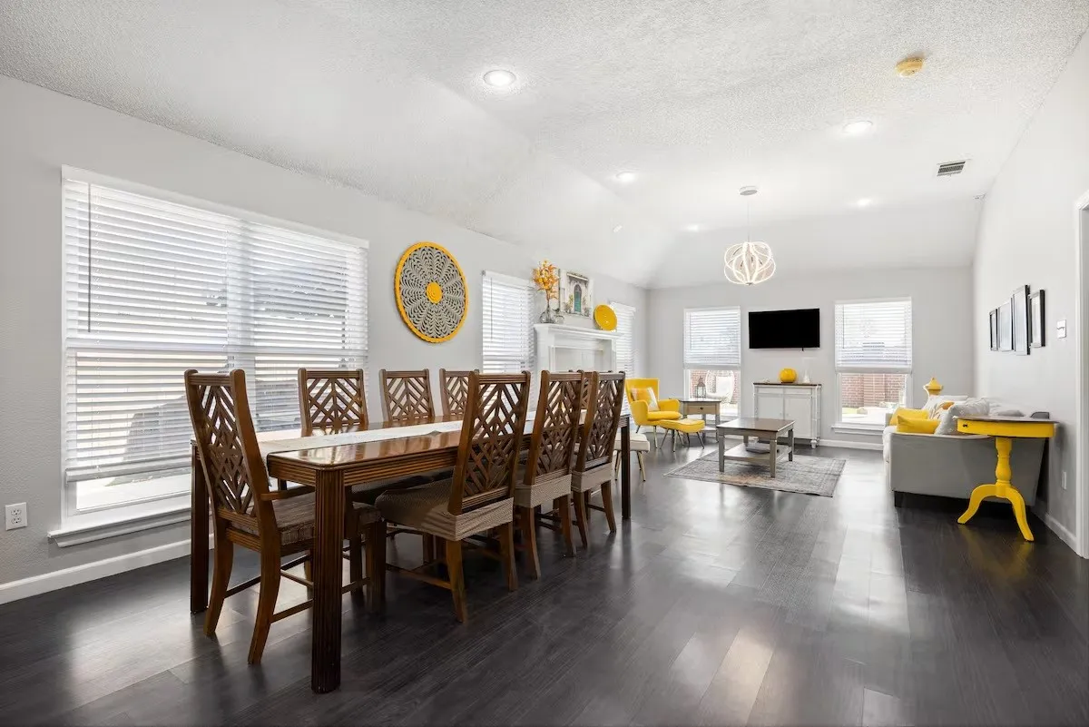 Single Family Residence For Sale in Dallas County , 2202 Ashwood Court, Carrollton, Texas 75006, 3 Bedroom, 2 Bathroom, 2 Garage spaces, 1,495 Sqft, built in 1992, mls#21393551, Real Estate Agent in Carrollton, Homes For Sale in Dallas county, Homes For Sale in Carrollton, Realtor in Carrollton Texas, Real Estate Brokerage Independent Realty Texas, Luminita Cordes Realtor