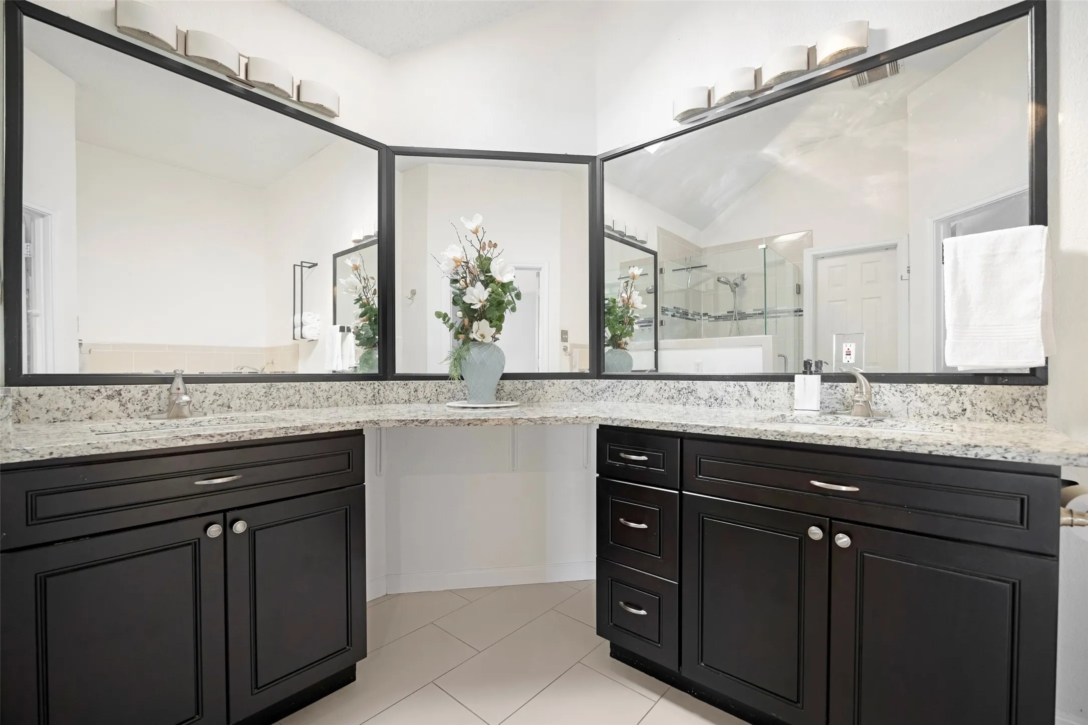 Single Family Residence For Sale in Dallas County , 2202 Ashwood Court, Carrollton, Texas 75006, 3 Bedroom, 2 Bathroom, 2 Garage spaces, 1,495 Sqft, built in 1992, mls#21393551, Real Estate Agent in Carrollton, Homes For Sale in Dallas county, Homes For Sale in Carrollton, Realtor in Carrollton Texas, Real Estate Brokerage Independent Realty Texas, Luminita Cordes Realtor